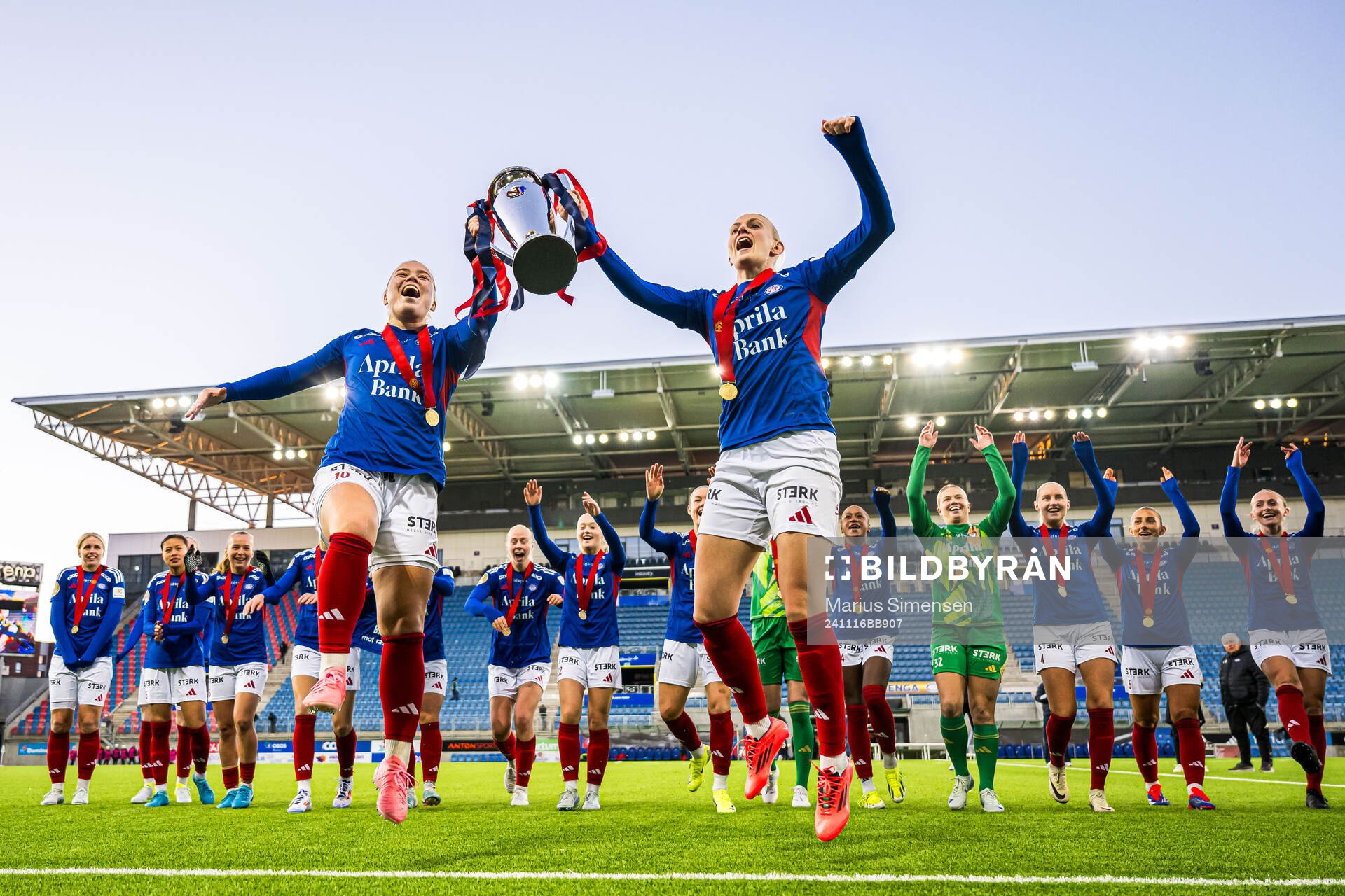 Olaug Tvedten and Karina Sævik of Vålerenga celebrates