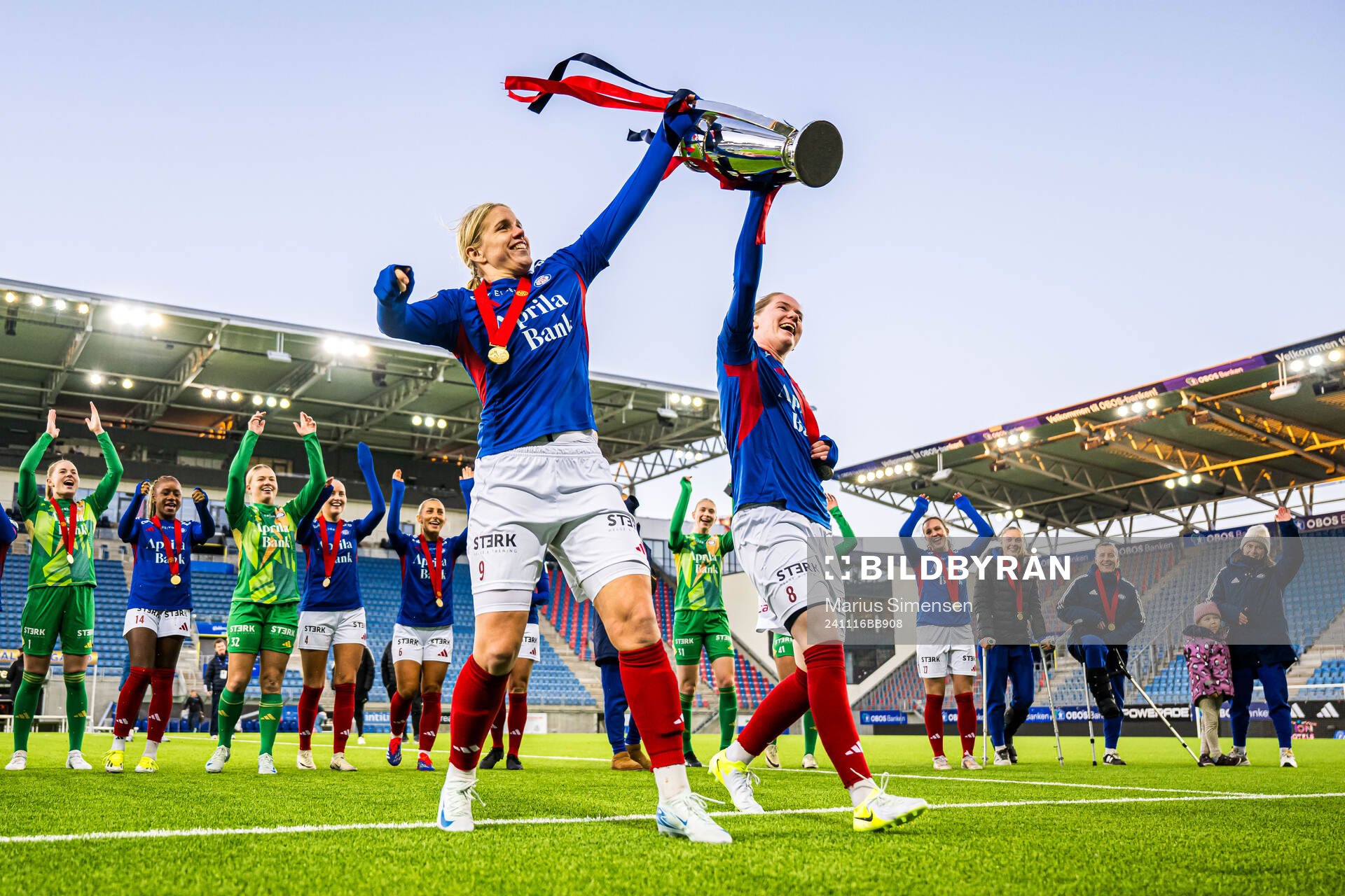 Elise Hove Thorsnes and Linn Victoria Vickius of Vålerenga