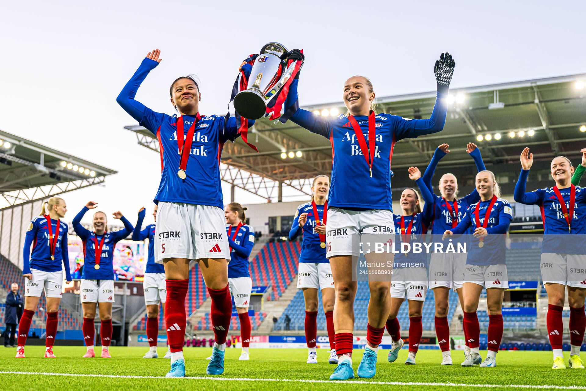 Ylinn Tennebø and Ronja Foss Arnesen of Vålerenga