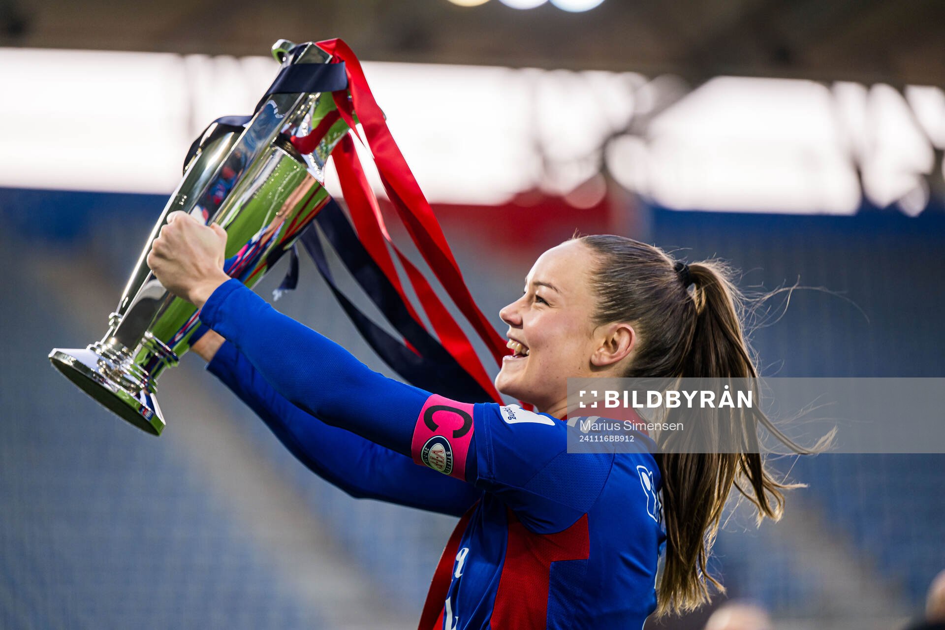 Janni Thomsen of Vålerenga celebrates with the trophy
