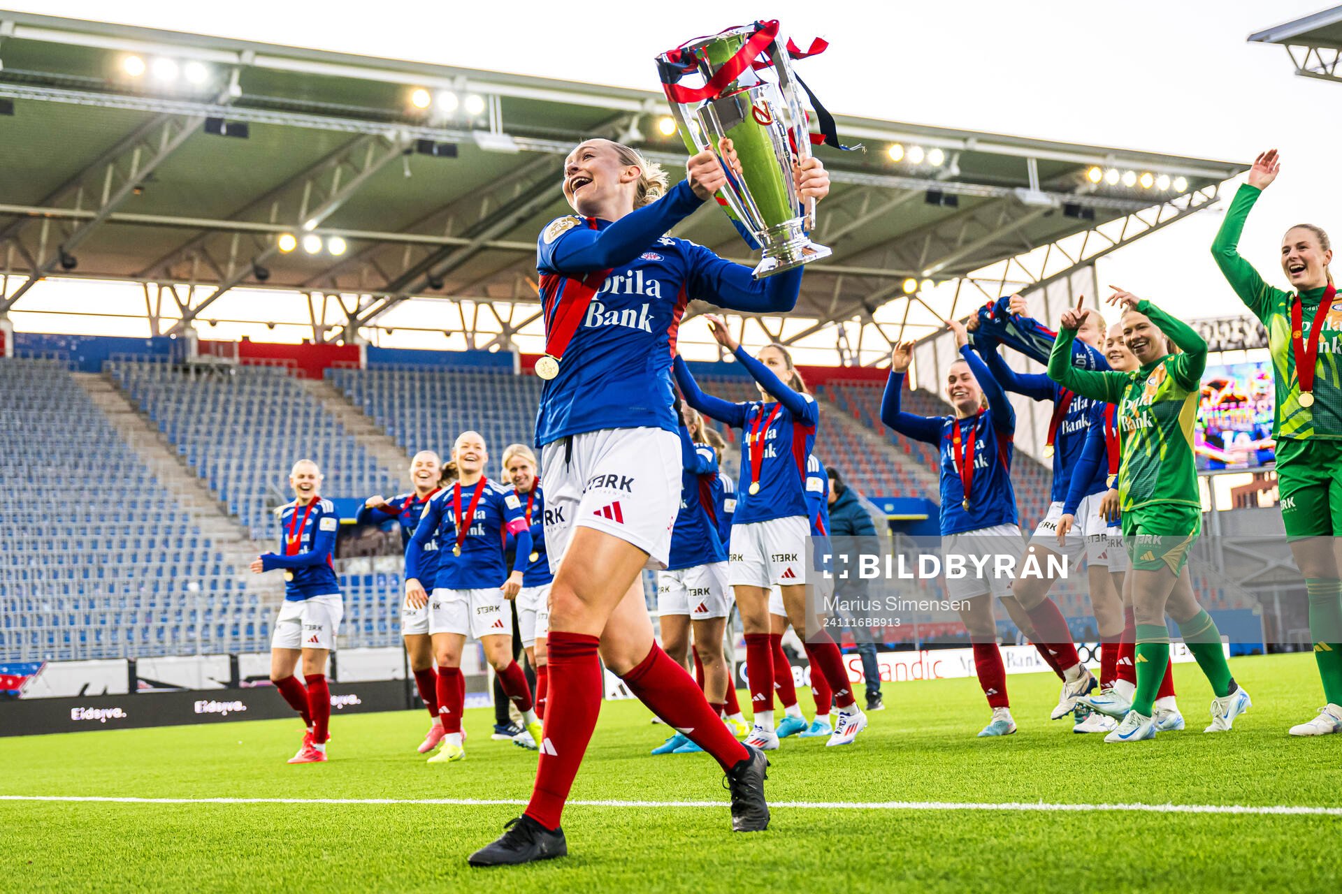 Michaela Kovacs of Vålerenga celebrates with the trophy