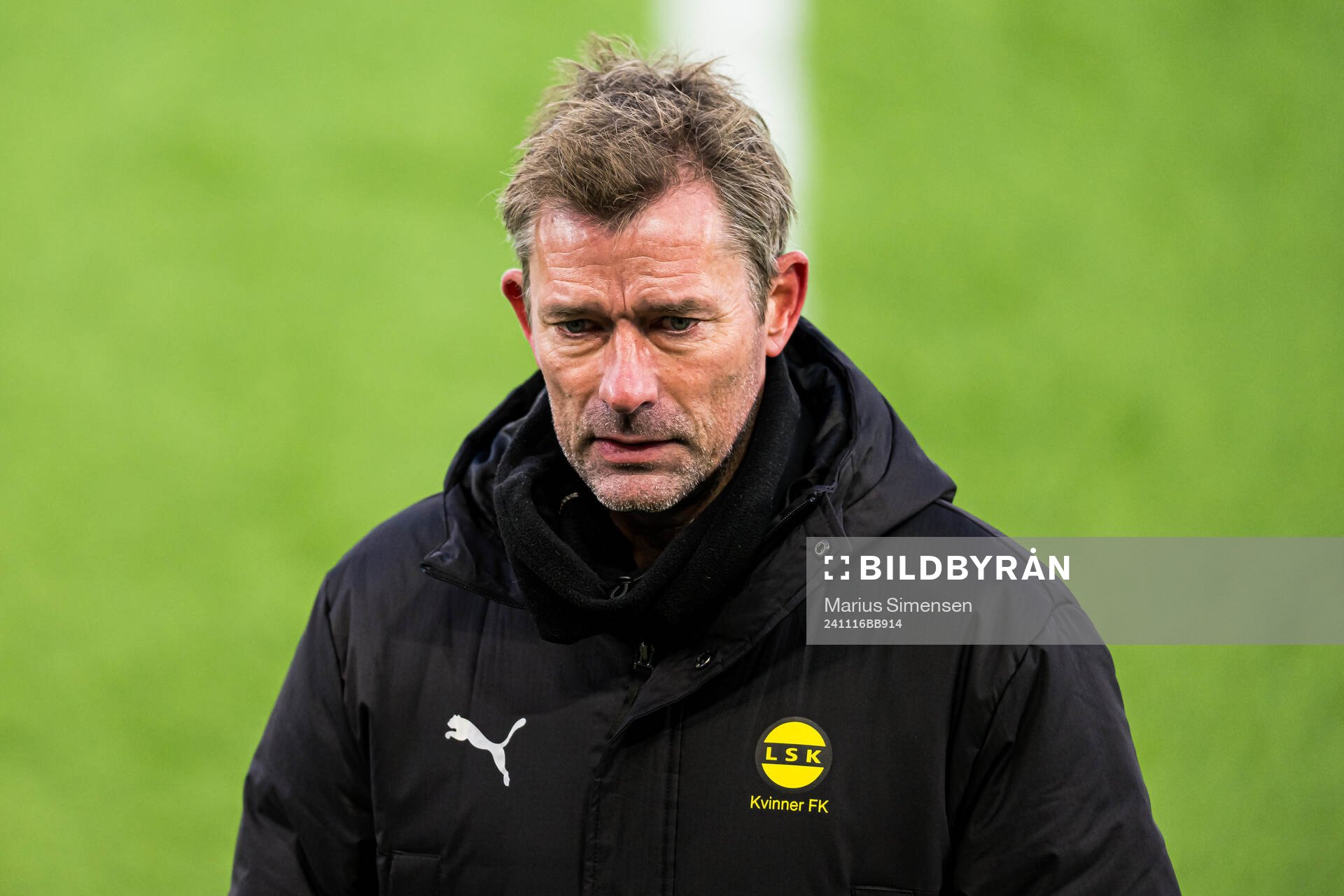André Bergdølmo, head coach of LSK Kvinner, looks dejected