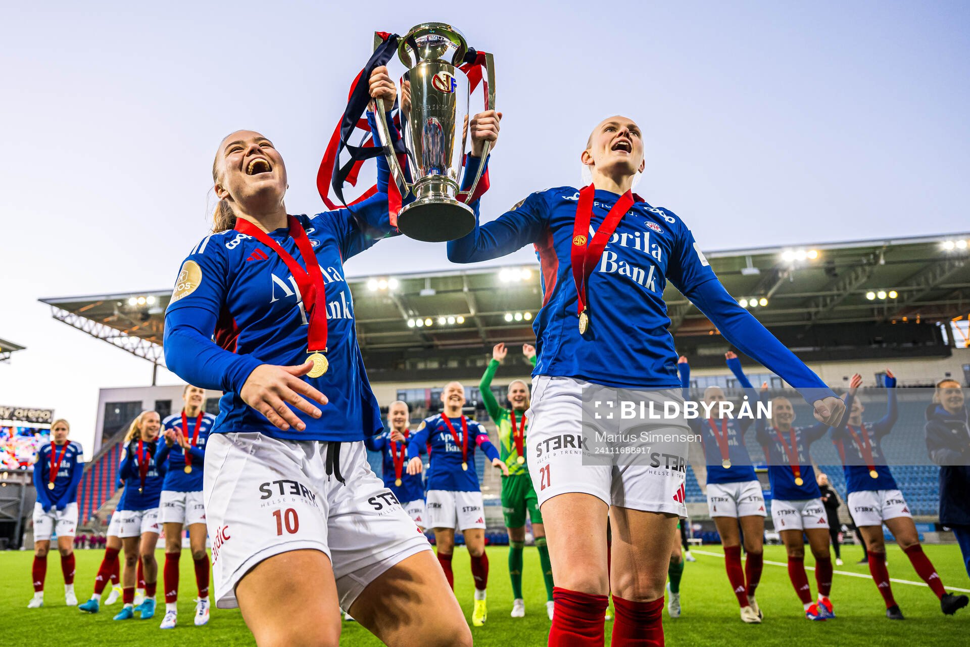 Olaug Tvedten and Karina Sævik of Vålerenga celebrates
