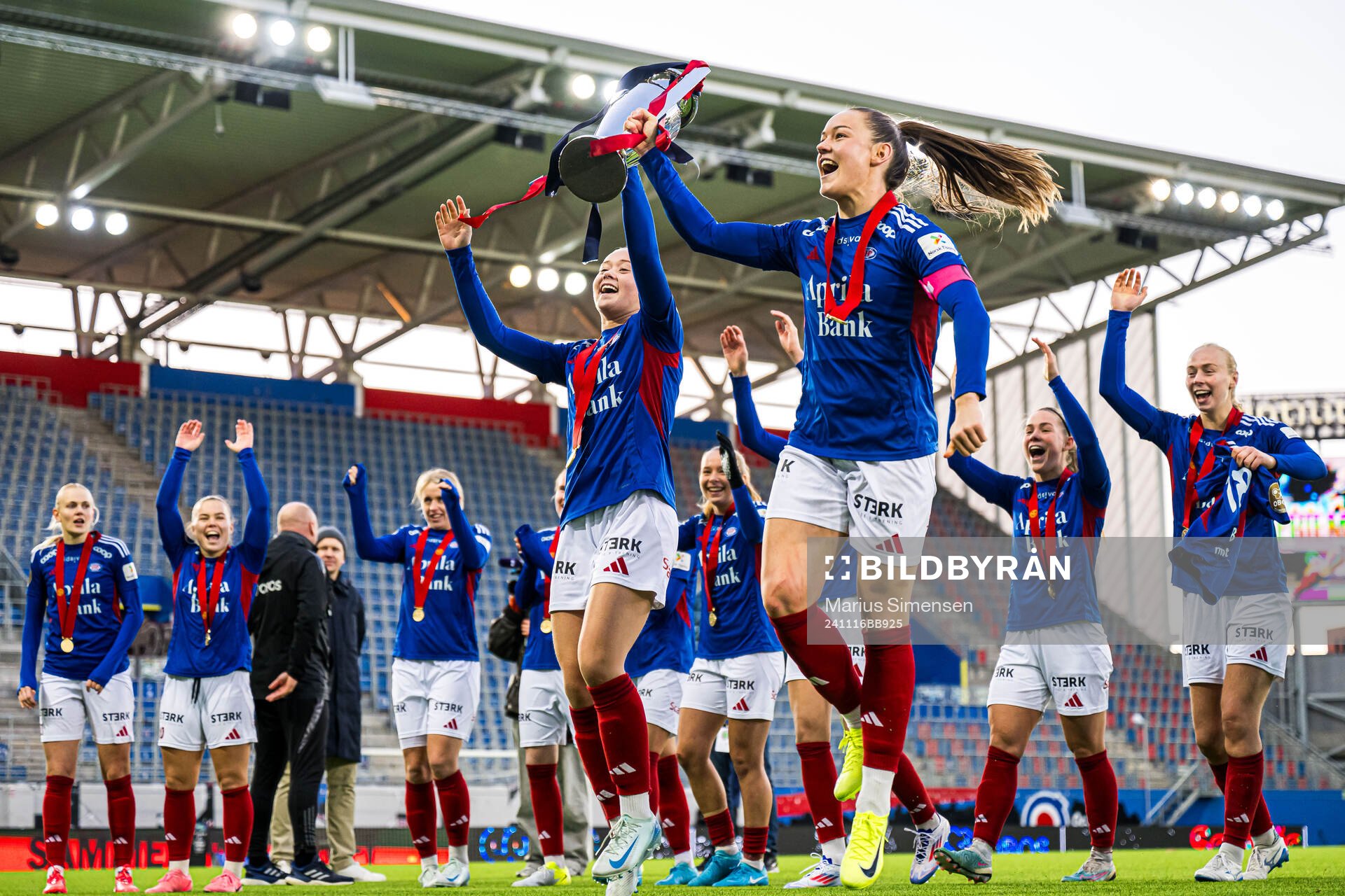 Tomine Enger and Janni Thomsen of Vålerenga celebrates