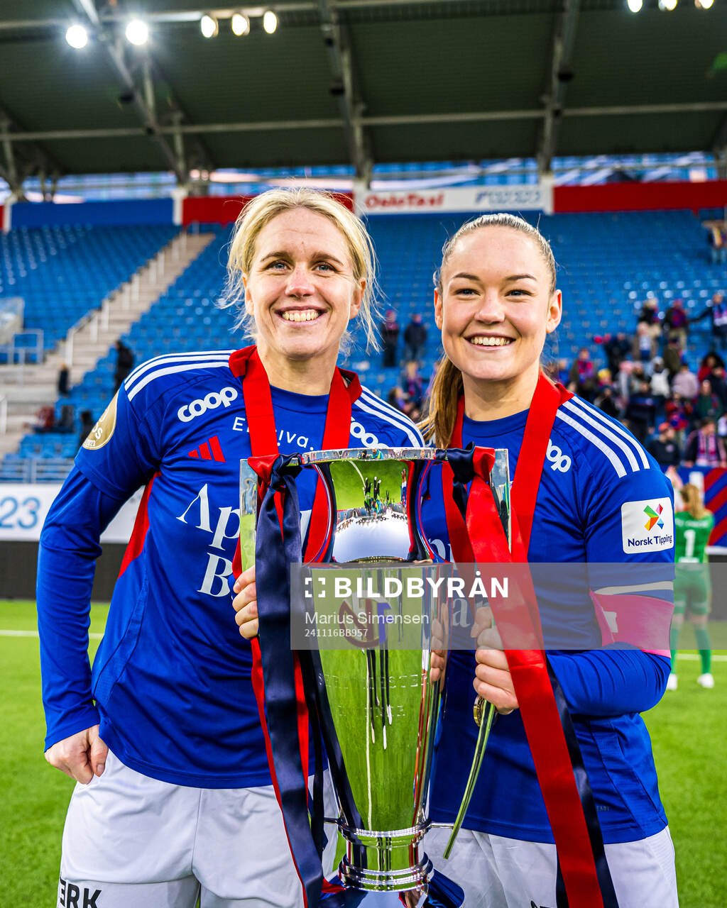 Elise Hove Thorsnes and Janni Thomsen of Vålerenga