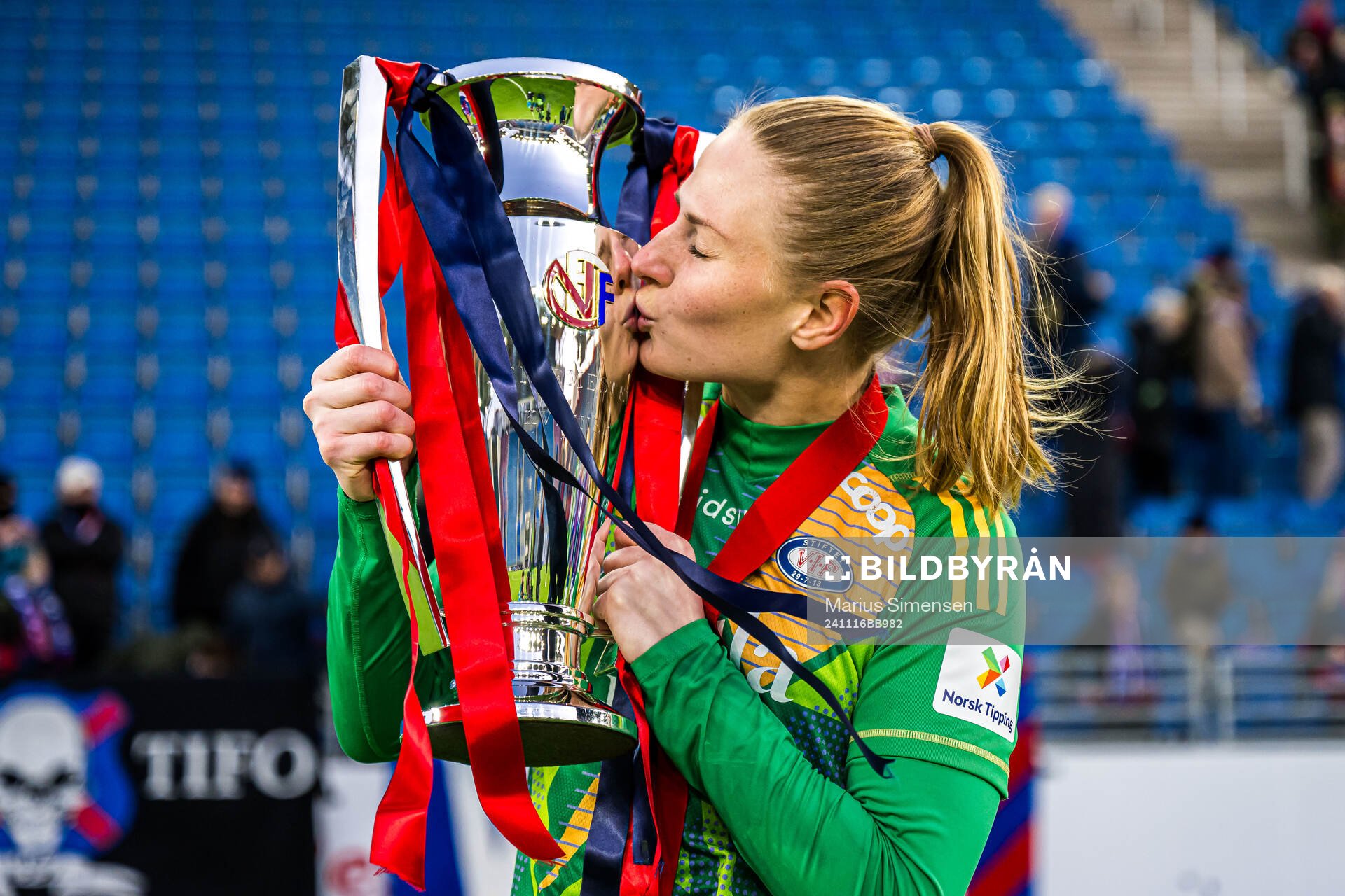 Tove Enblom of Vålerenga celebrates with the trophy