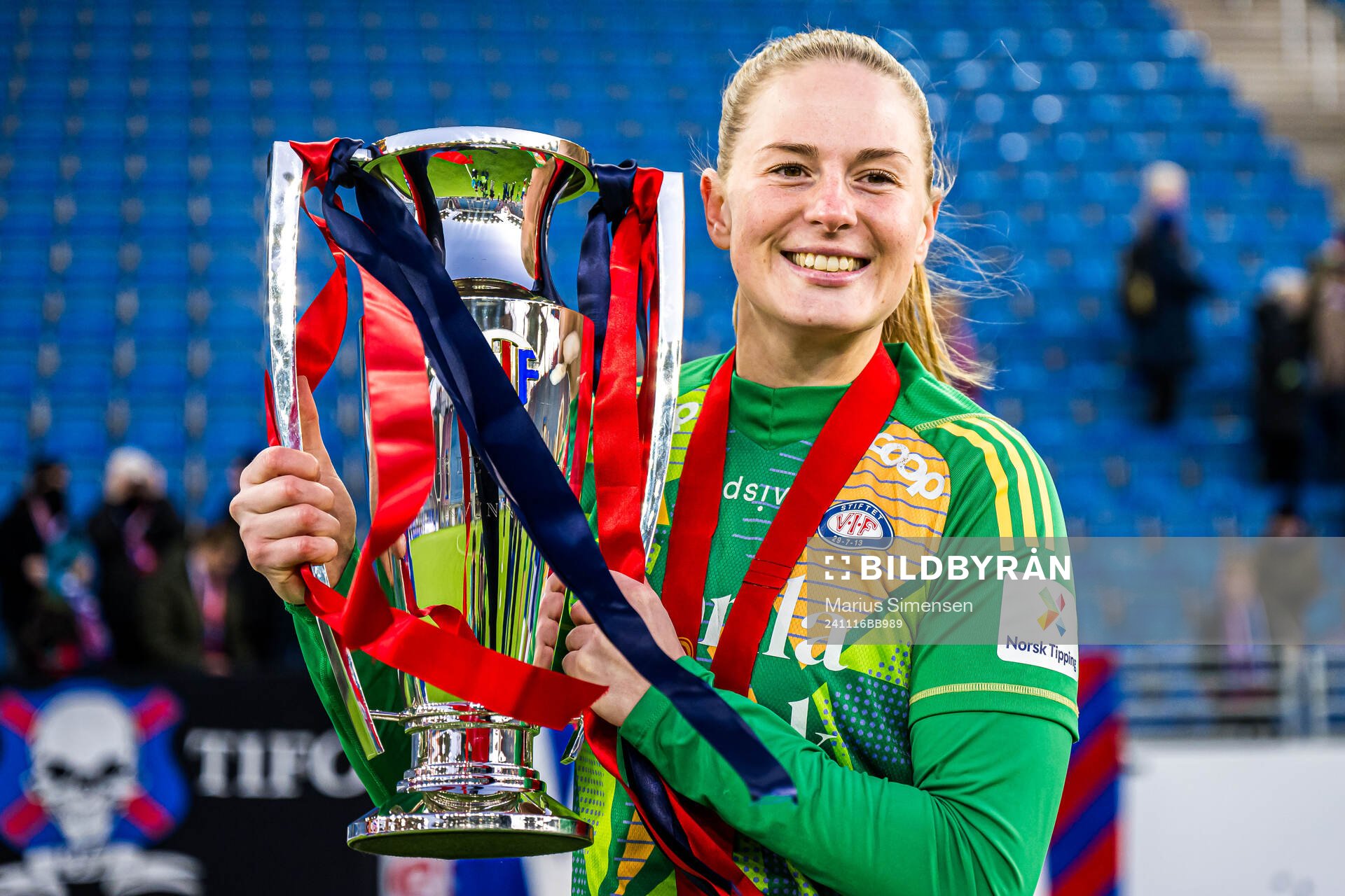 Tove Enblom of Vålerenga celebrates with the trophy