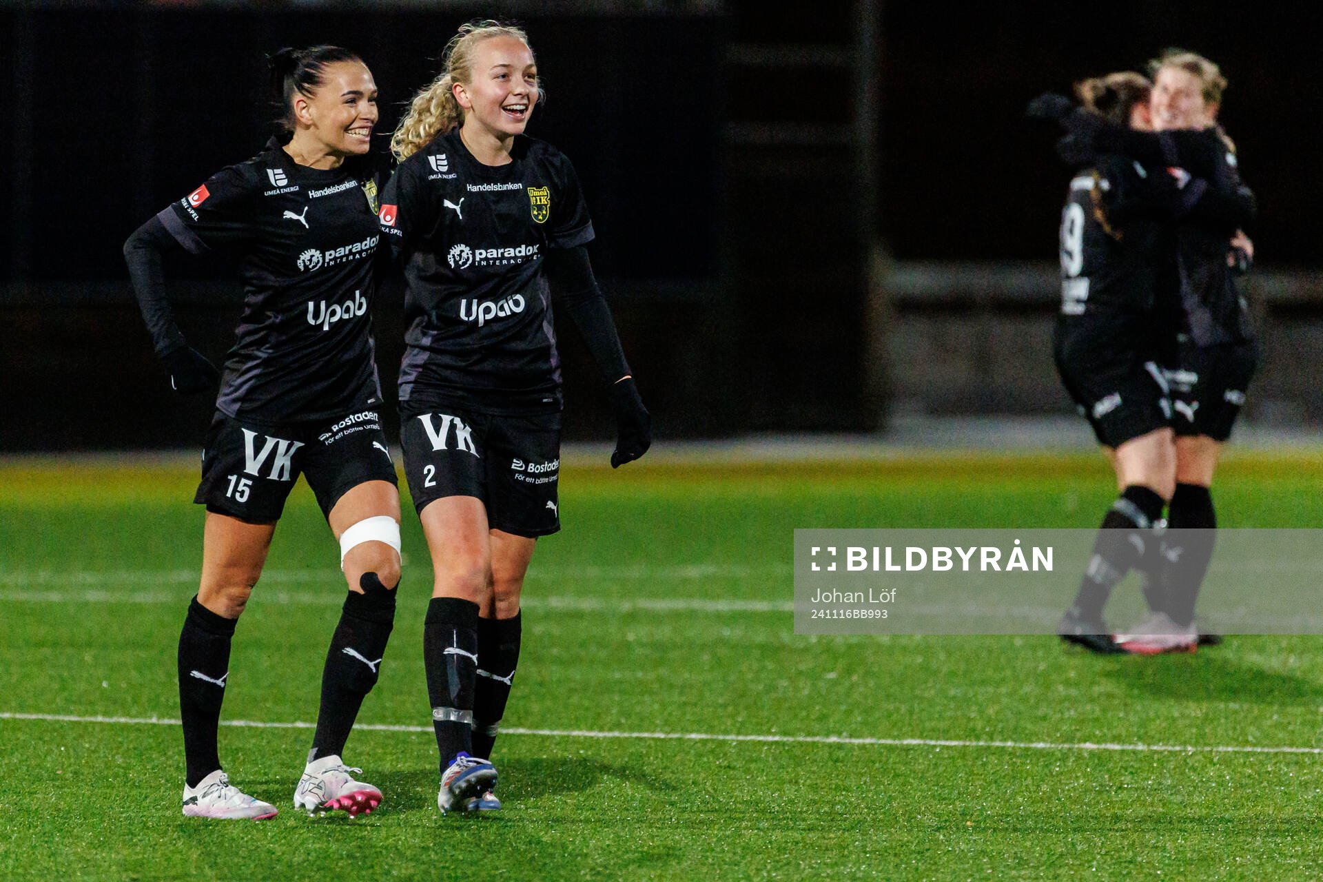 Umeås Frida Läteenmäki och Tilda Sörlén jublar