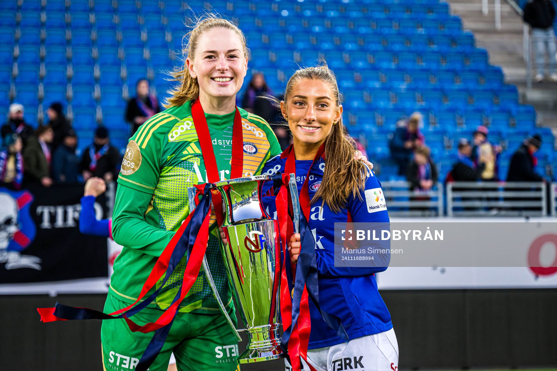 Tove Enblom and Tilde Lindwall of Vålerenga celebrates