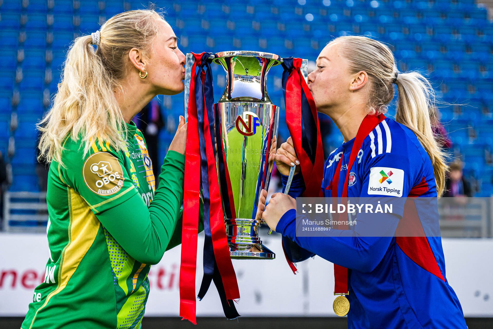 Pia Grinde-Hansen and Tomine Enger of Vålerenga celebrates