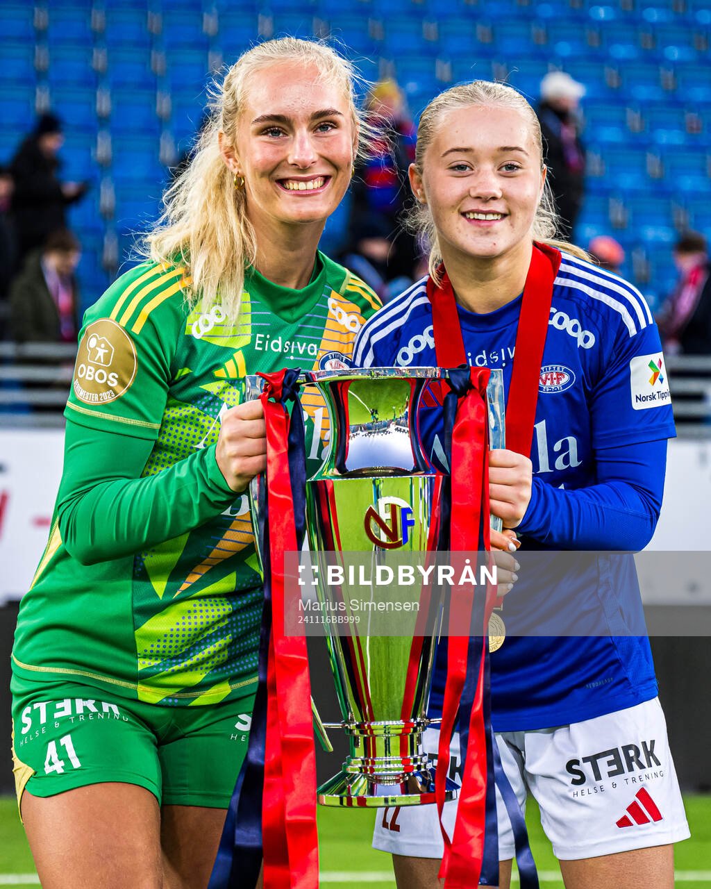 Pia Grinde-Hansen and Tomine Enger of Vålerenga celebrates