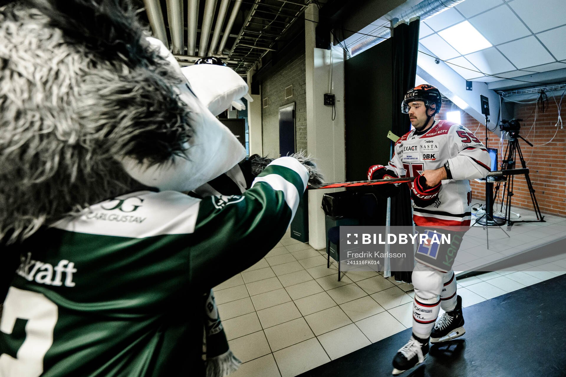 Örebros David Quenneville och Färjestads maskot Ture Varg