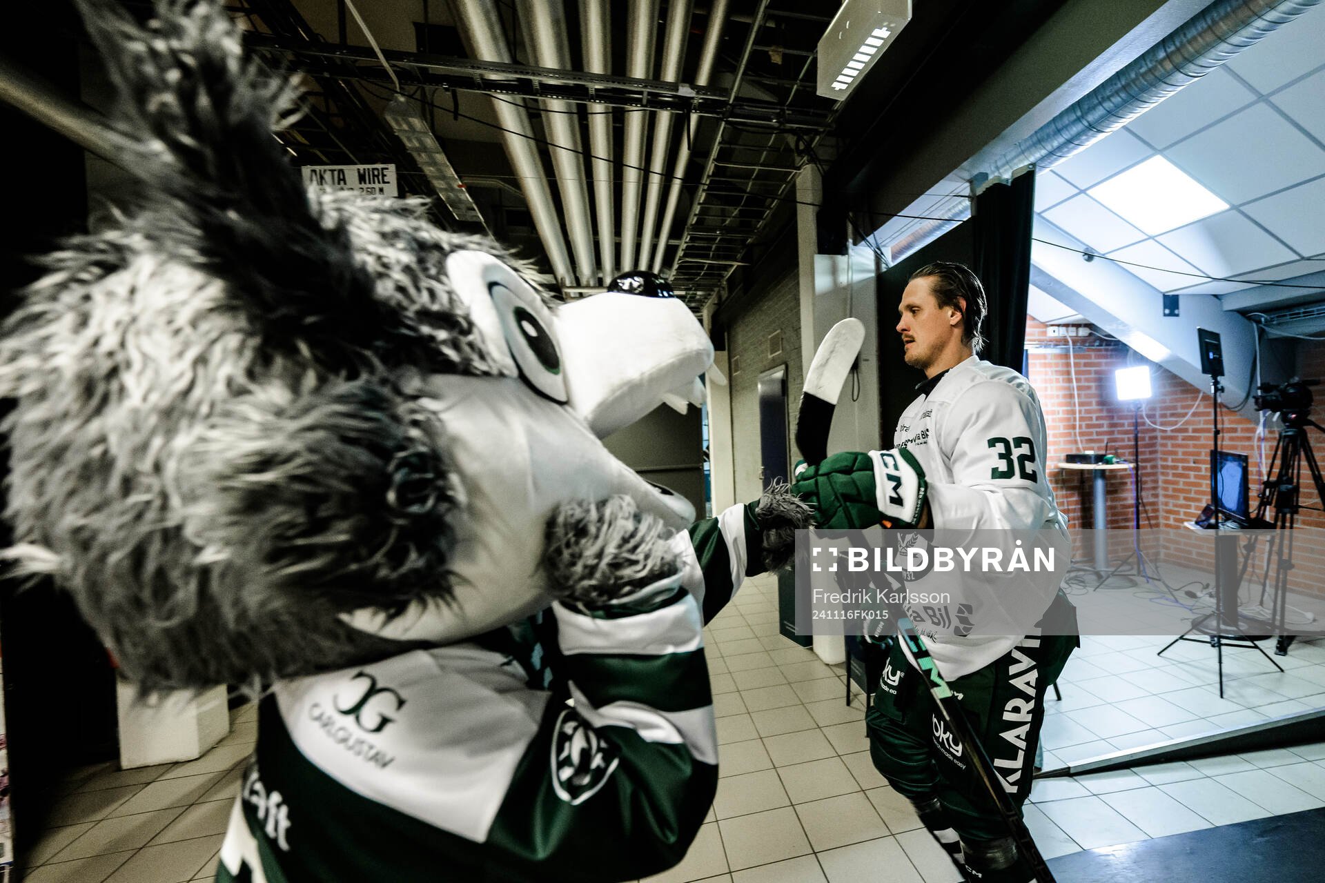 Färjestads maskot Ture Varg och Färjestads Magnus Nygren