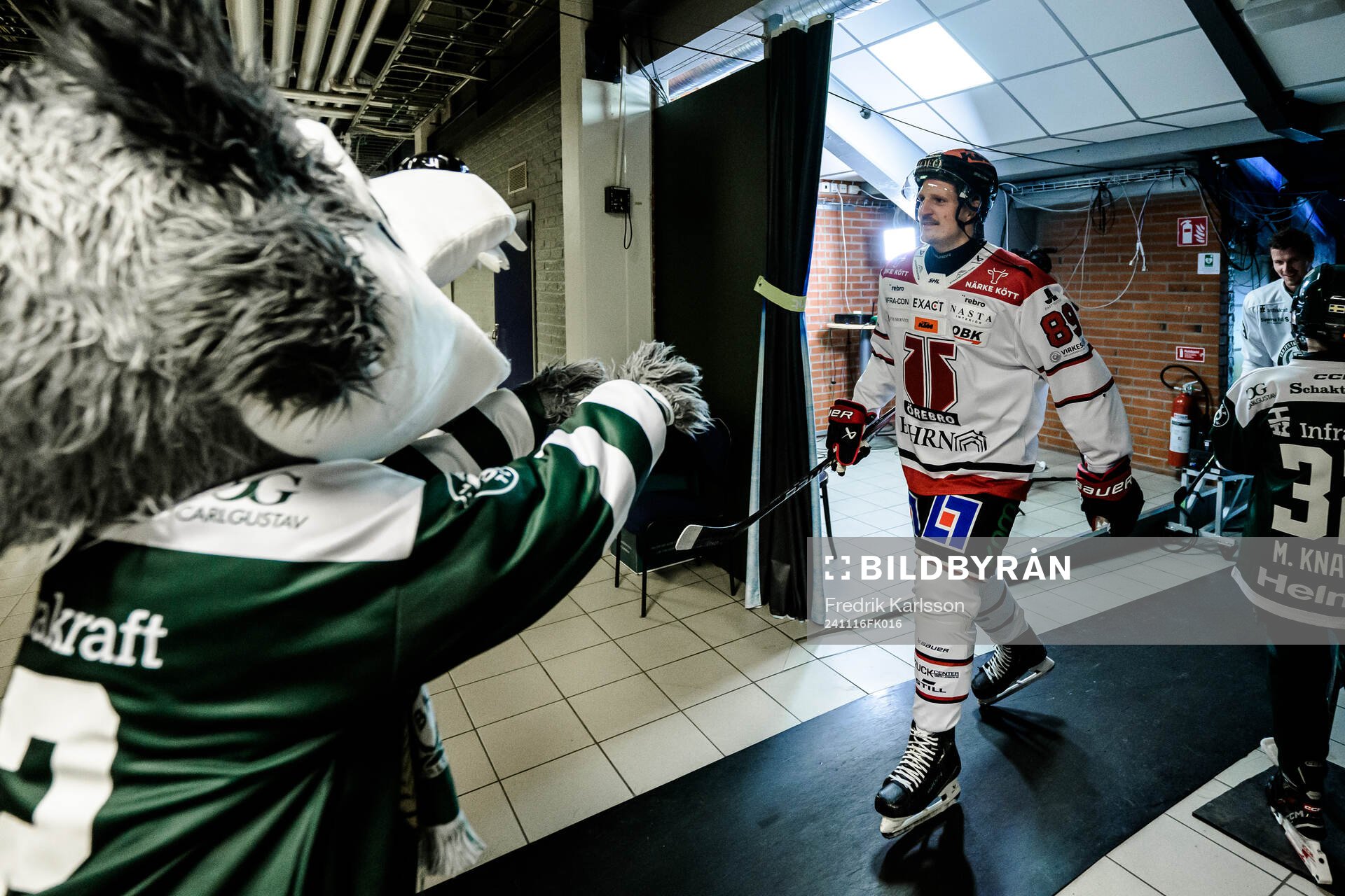 Färjestads maskot Ture Varg och Örebros Patrik Karlkvist