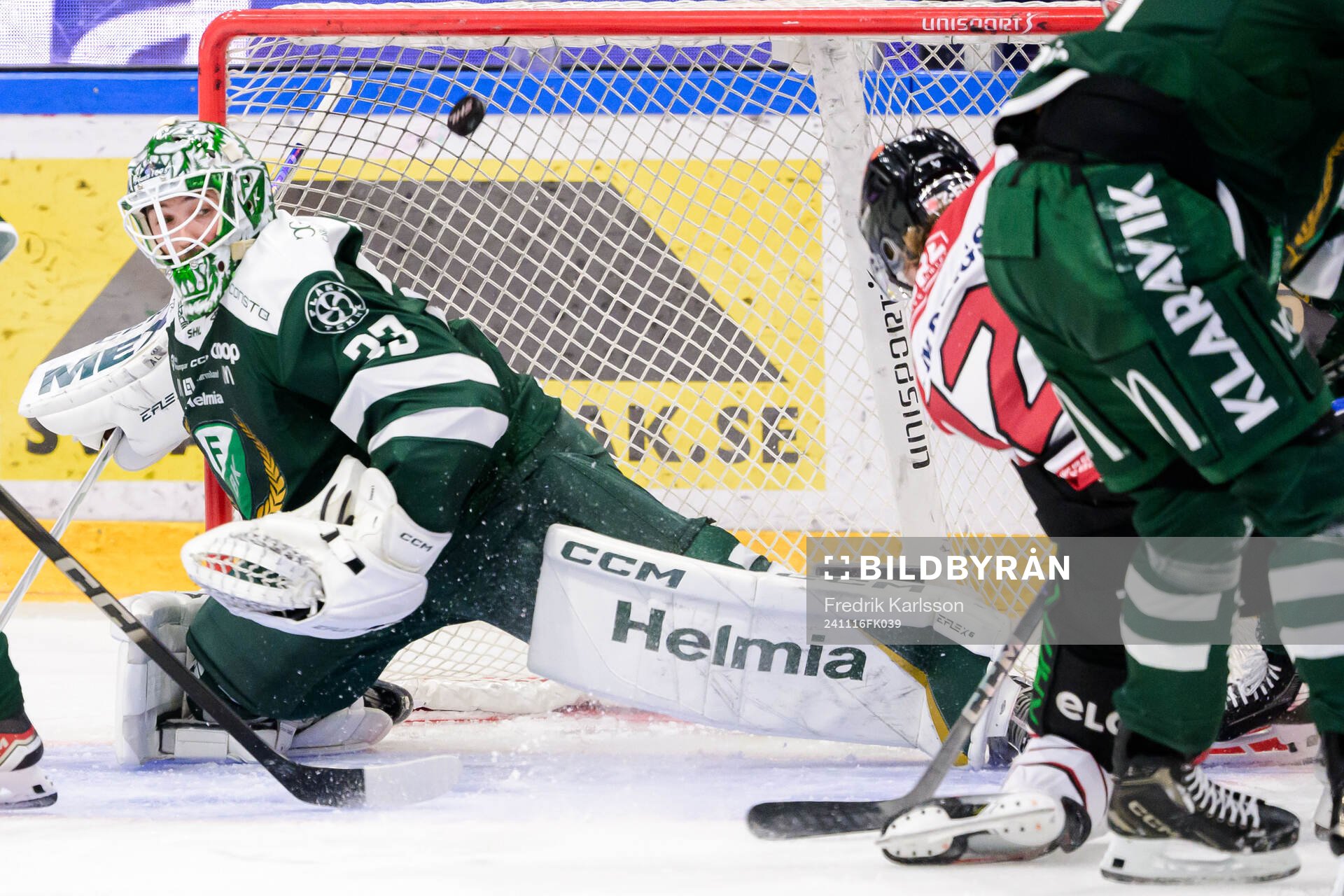 Örebros Noah Steen gör 1-1 bakom Färjestads målvakt