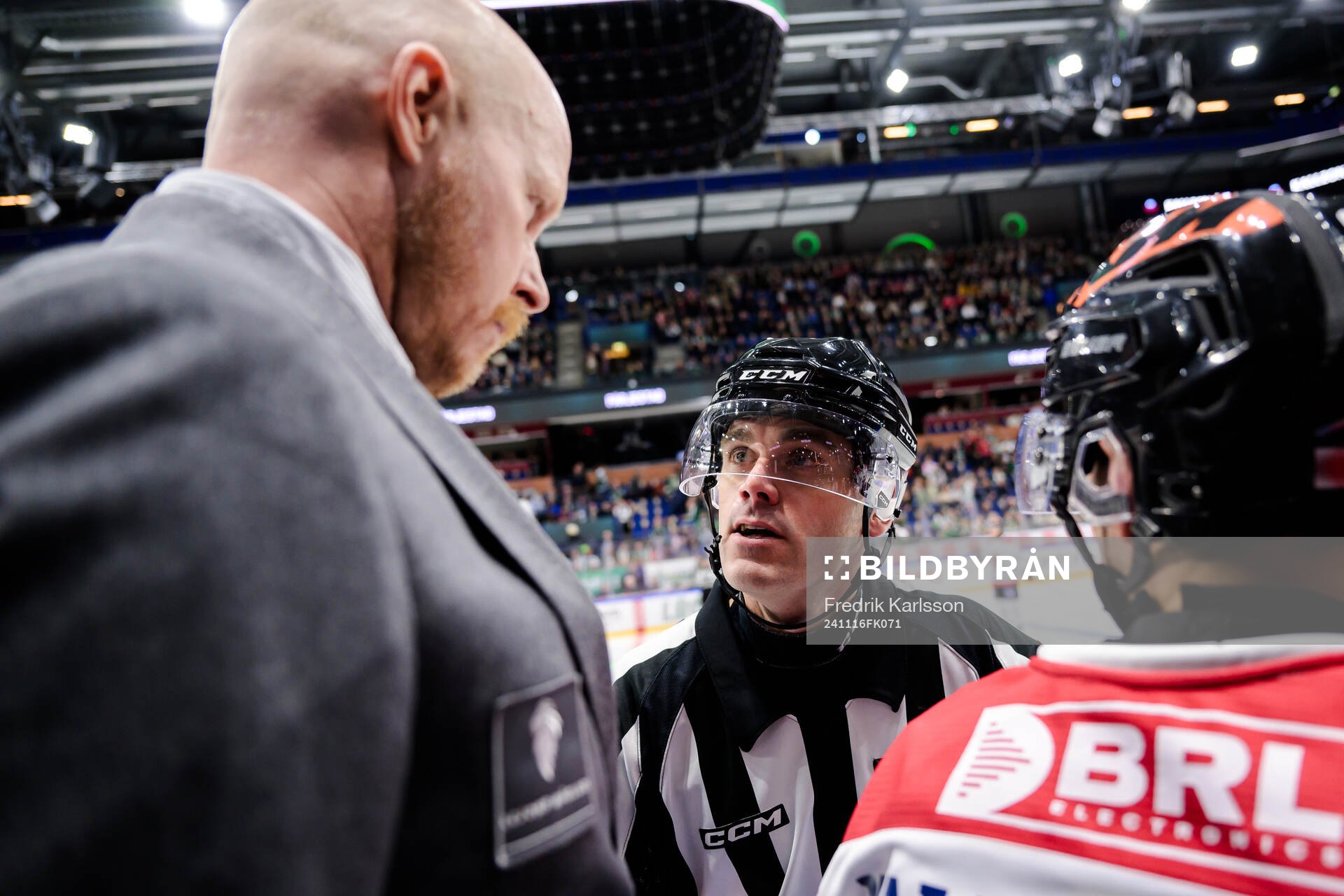 Örebros assisterande tränare Tobias Thermell i samtal med