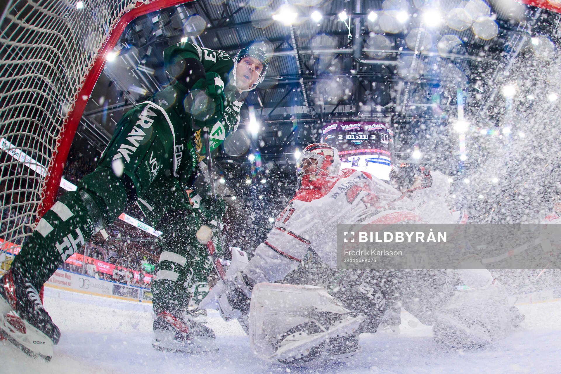 Färjestads Joel Kellman och Örebros målvakt Jonas Arntzen