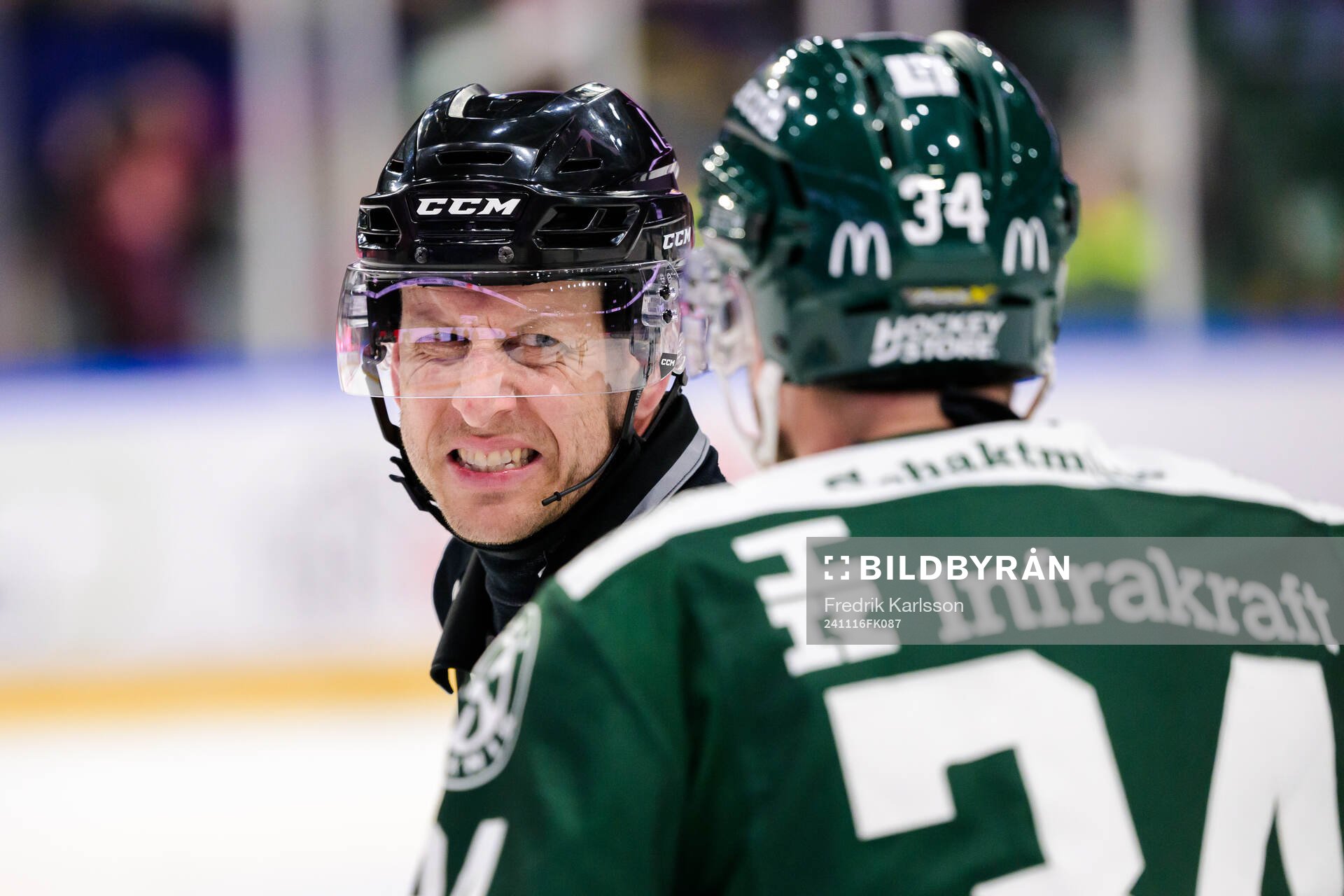 Linjedomare Rickard Nilsson och Färjestads Michael