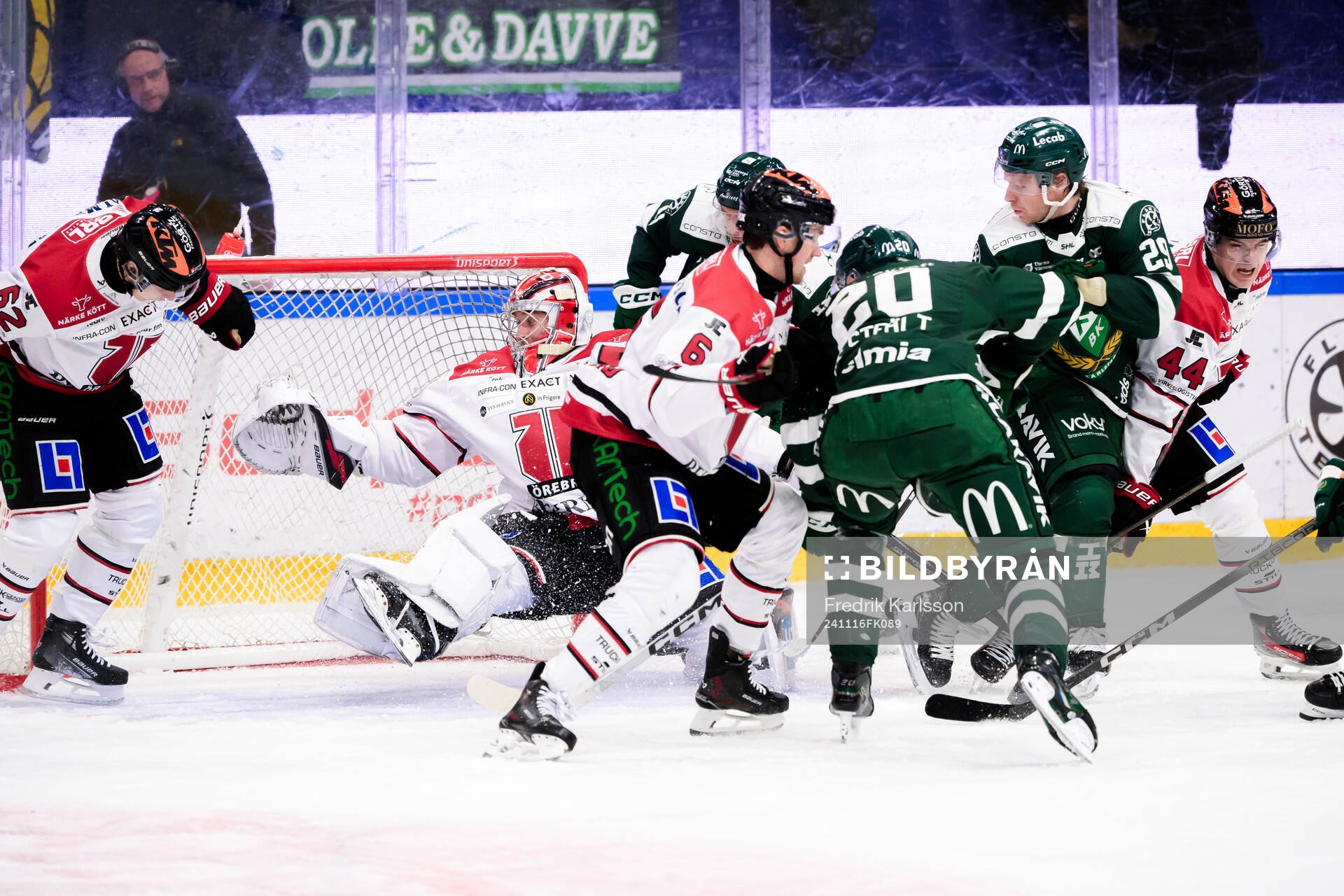 Rörigt framför Örebros målvakt Jonas Arntzen