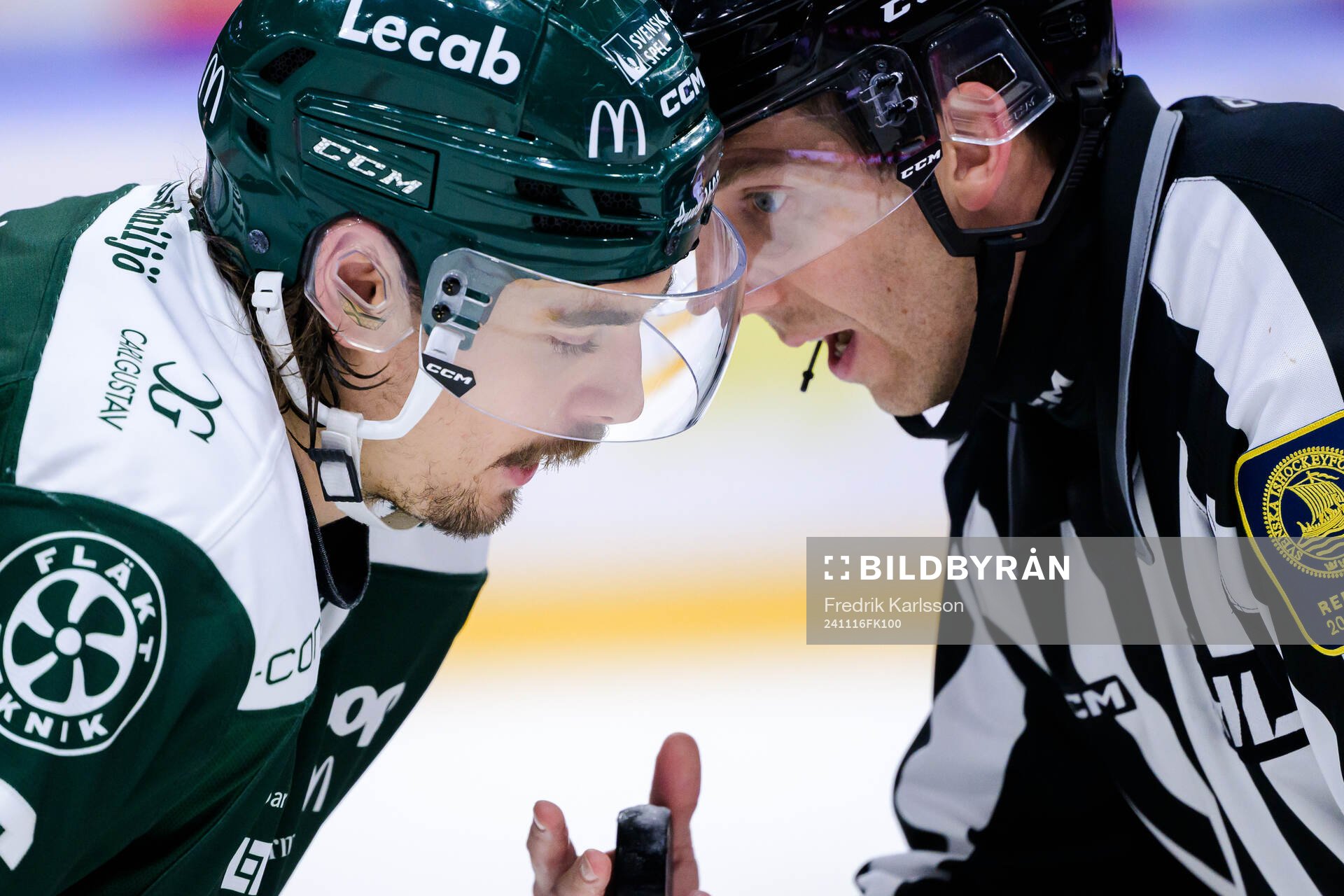 Färjestads David Tomasek och linjedomare Andreas Malmqvist