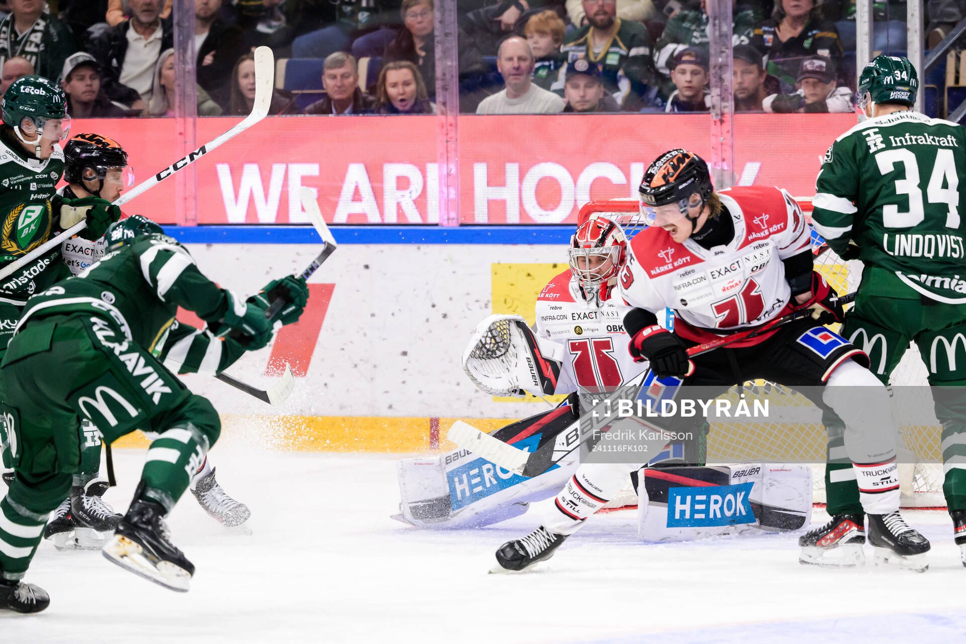 Färjestads Marian Studenic skjuter 2-2 bakom Örebros