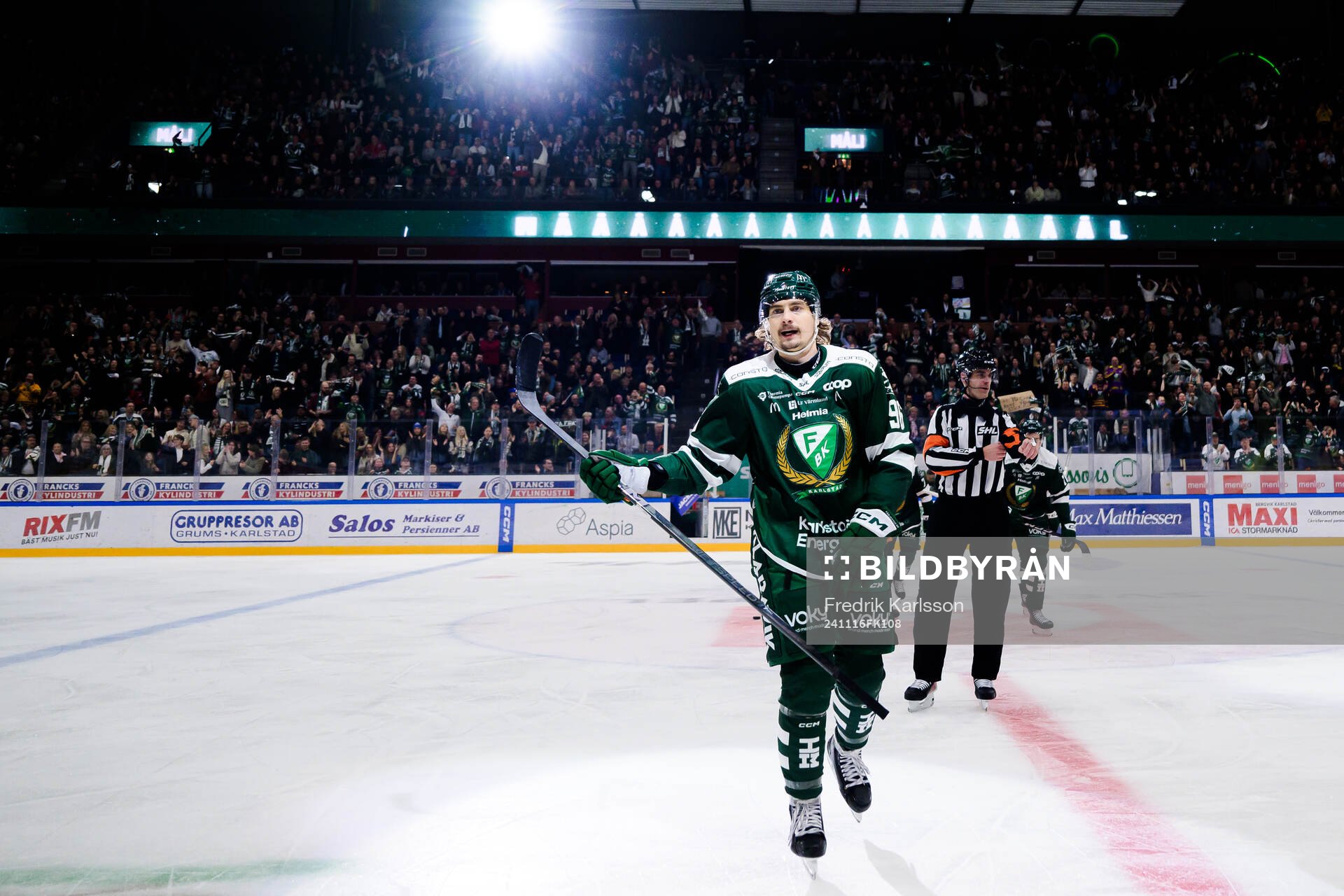 Färjestads David Tomasek jublar