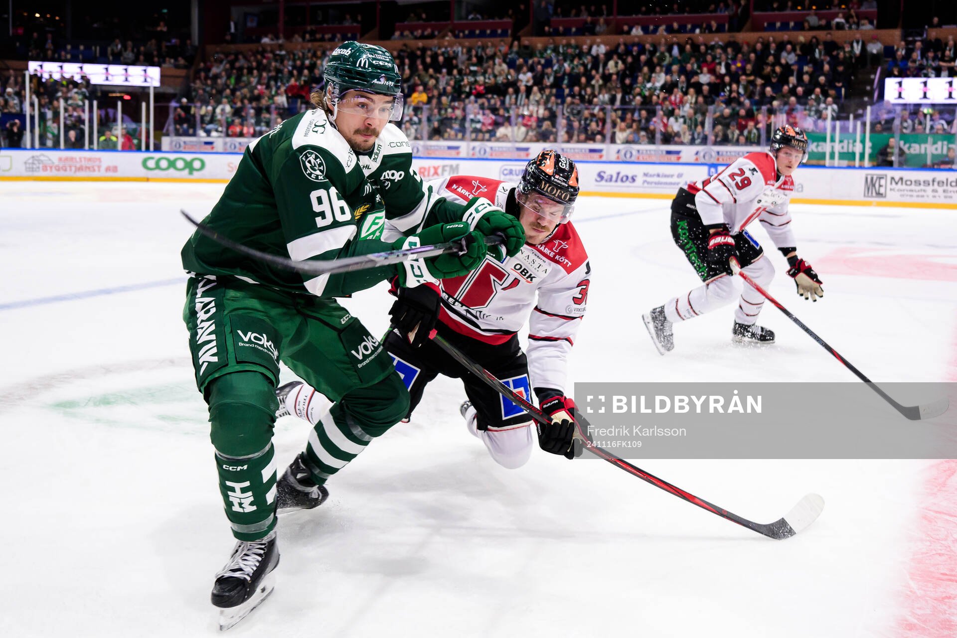 Färjestads David Tomasek och Örebros Emil Larsson