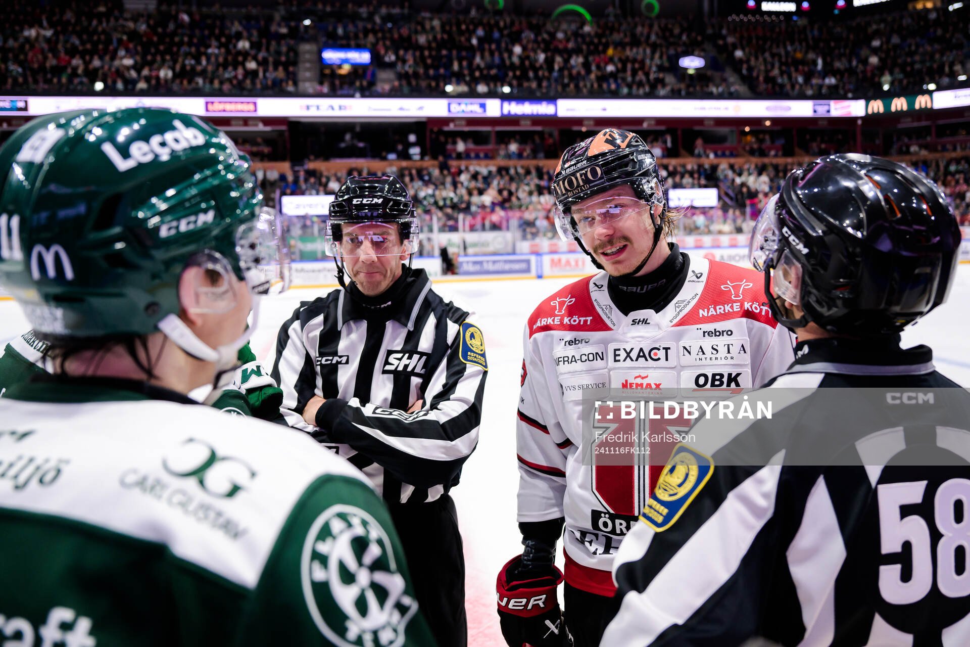 Färjestads Joakim Nygård, linjedomare Andreas Malmqvist