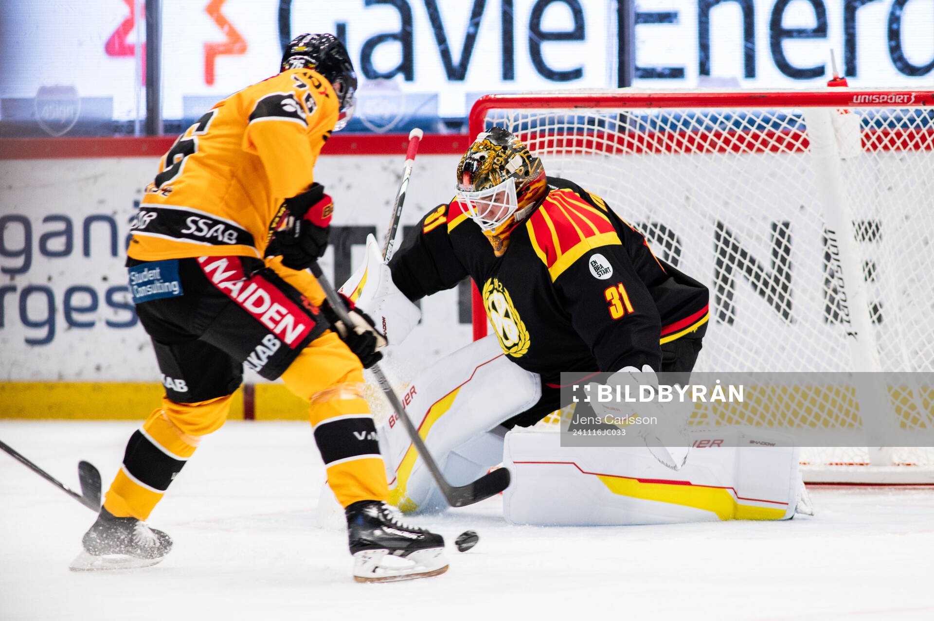 Luleås Anton Levtchi gör 0-1 på Brynäs målvakt Erik