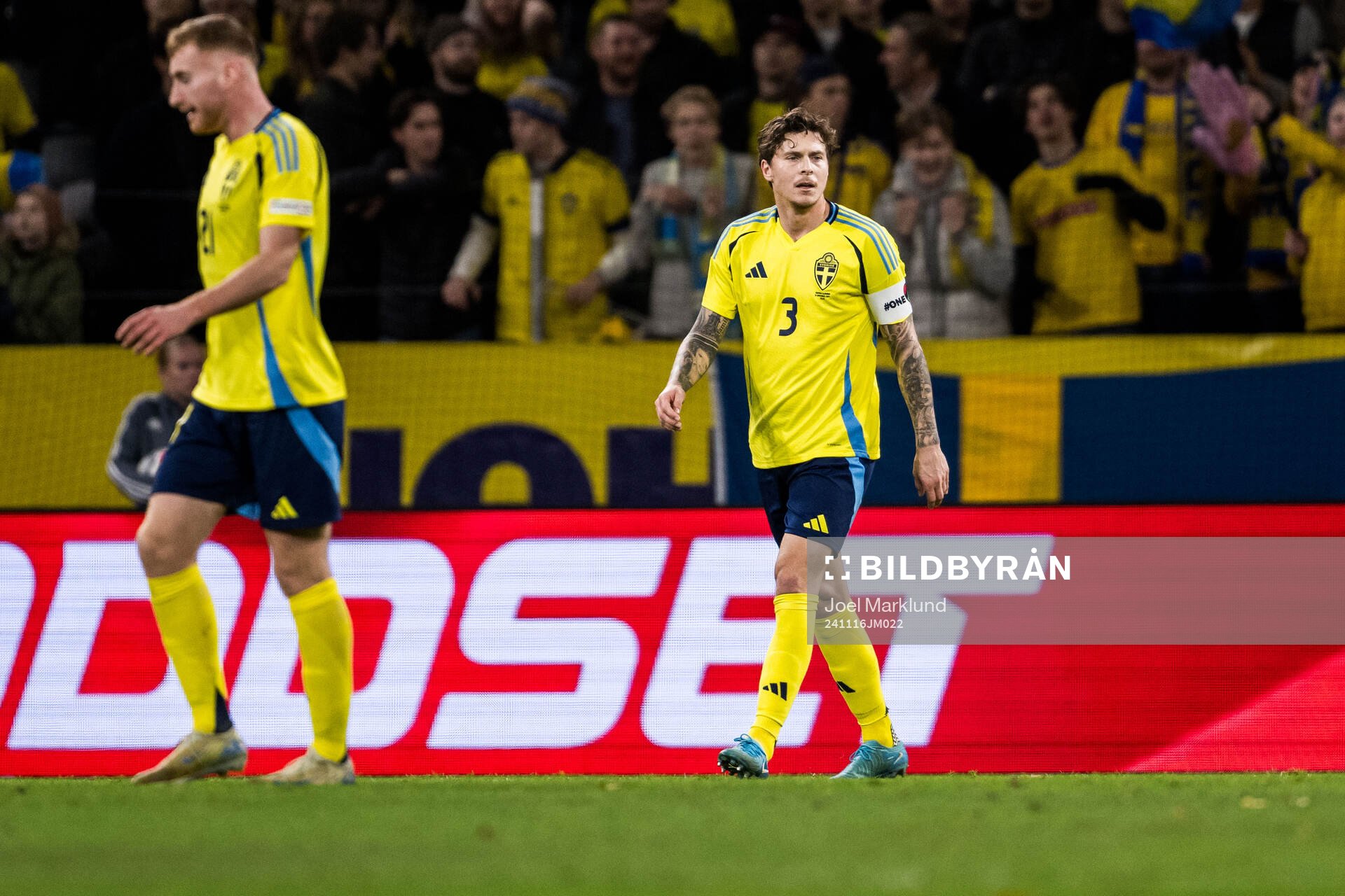 Dejan Kulusevski and Victor Nilsson Lindelöf of Sweden
