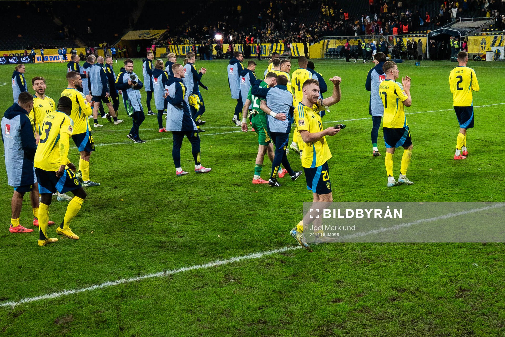 Dejan Kulusevski of Sweden and his teammates celebrate