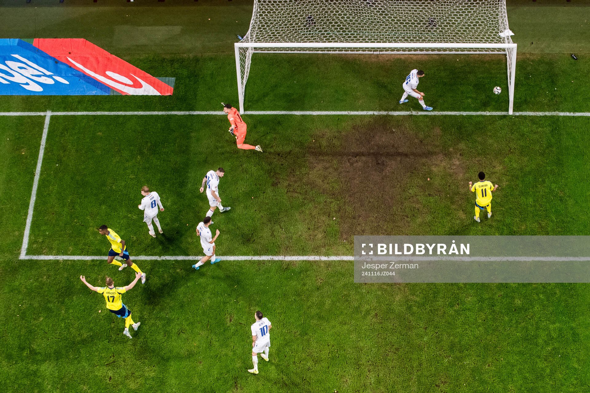 Alexander Isak of Sweden scores 2-1 behind goalkeeper Martin Dubravka of Slovakia of Sweden during the Nations League football match between Sweden and Slovakia on November 16, 2024 in Stockholm.