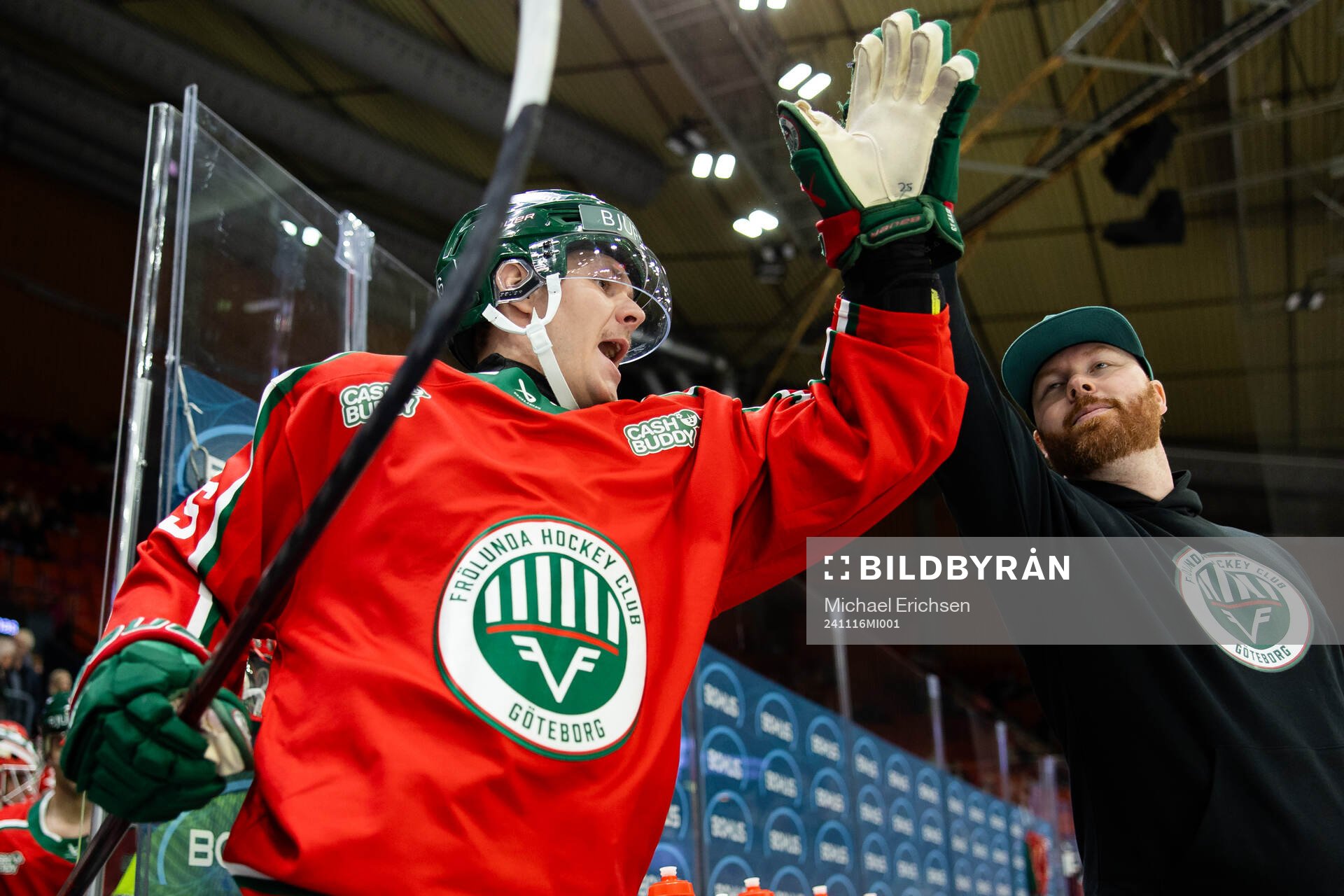 Frölundas Arttu Ruotsalainen och materialförvaltaren Andy