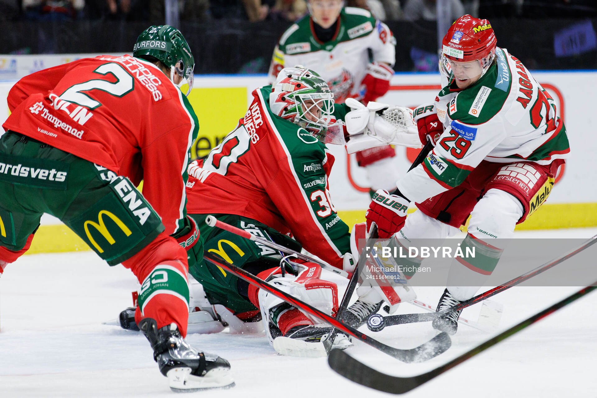 Frölundas målvakt Tobias Normann och Modos Mikkel Aagaard