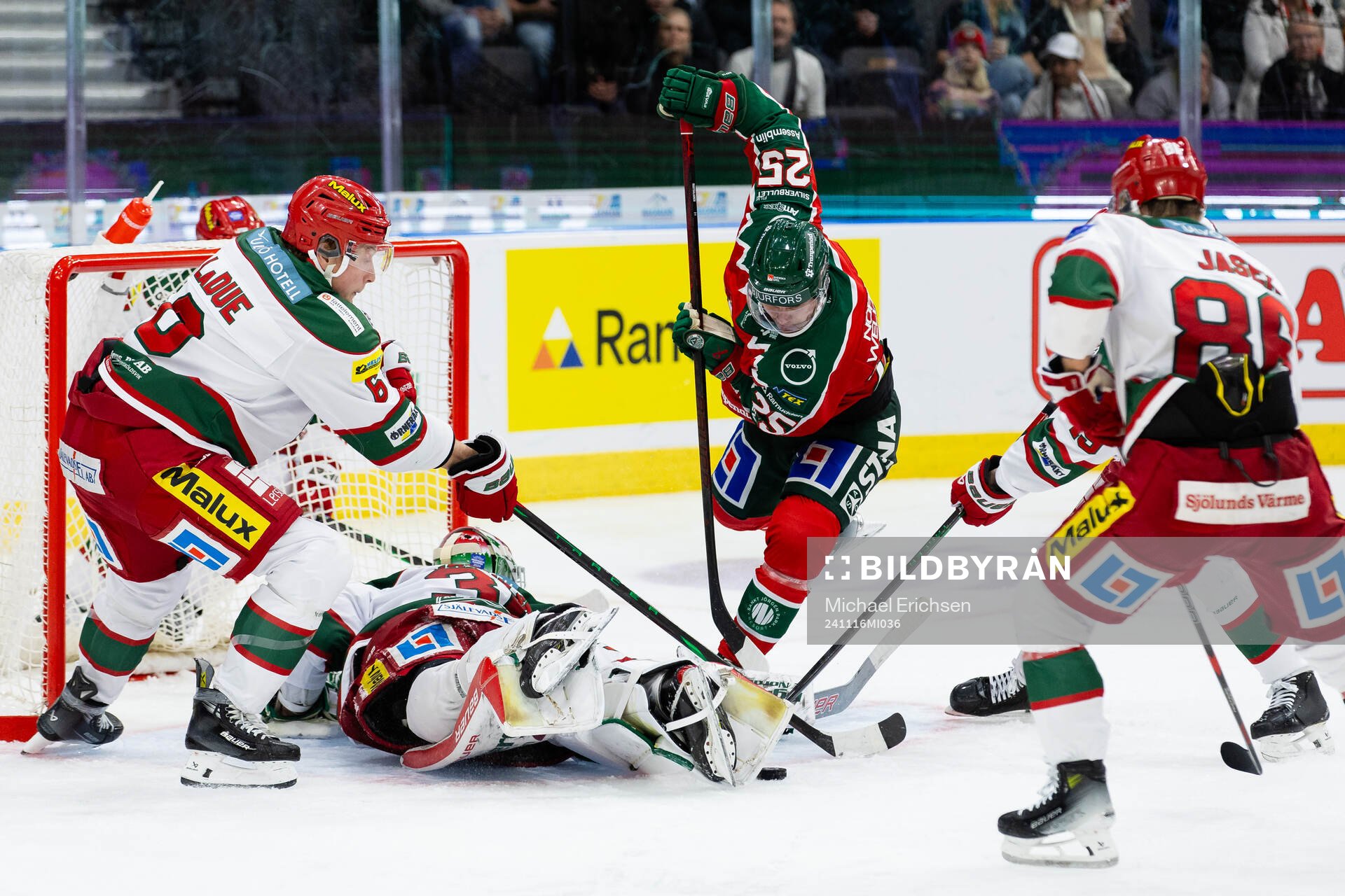 Modos målvakt Olle Eriksson Ek räddar ett avslut från