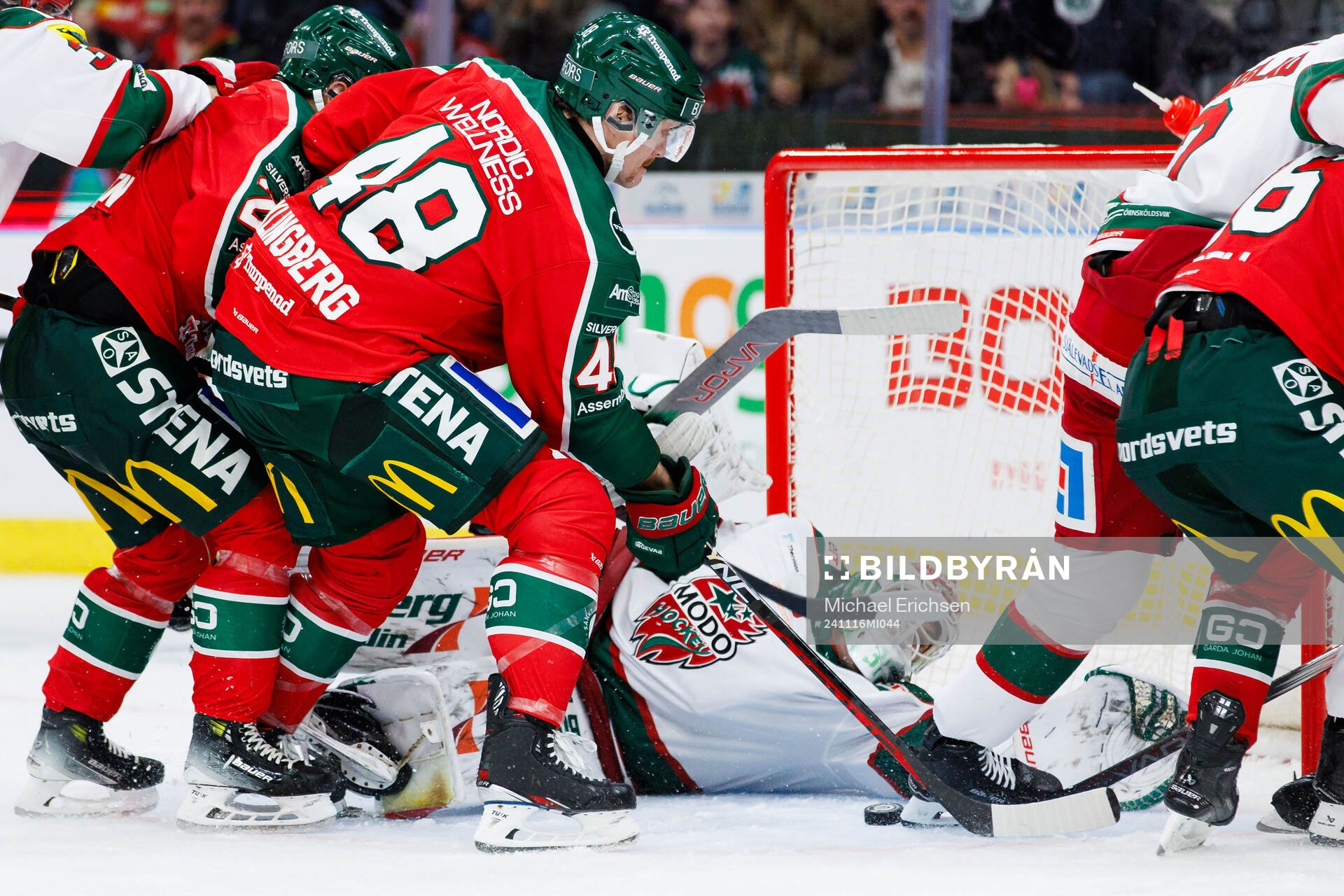 Frölundas Carl Klingberg och Modos målvakt Olle Eriksson
