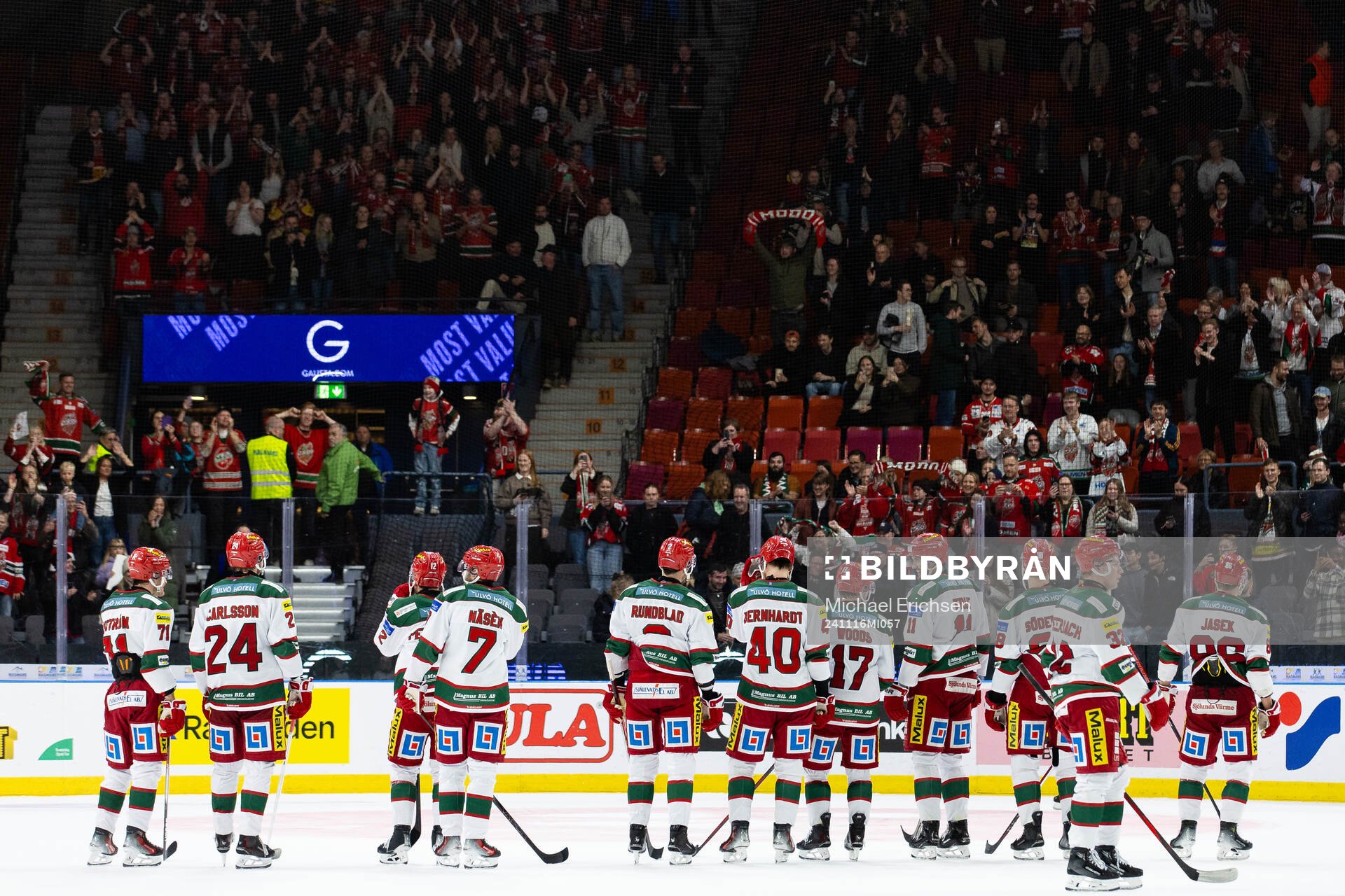 Modos spelare jublar och tackar sina supportrar