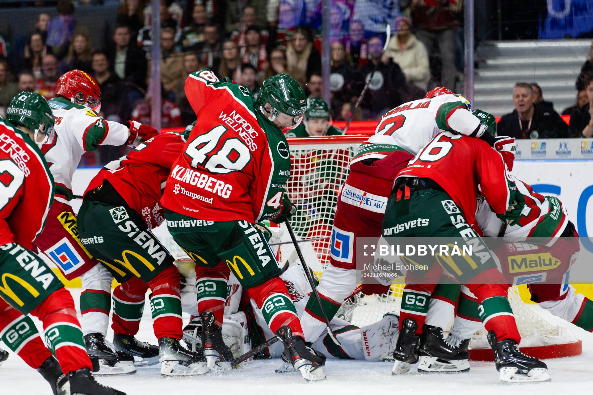 Modos målvakt Olle Eriksson Ek håller undan för