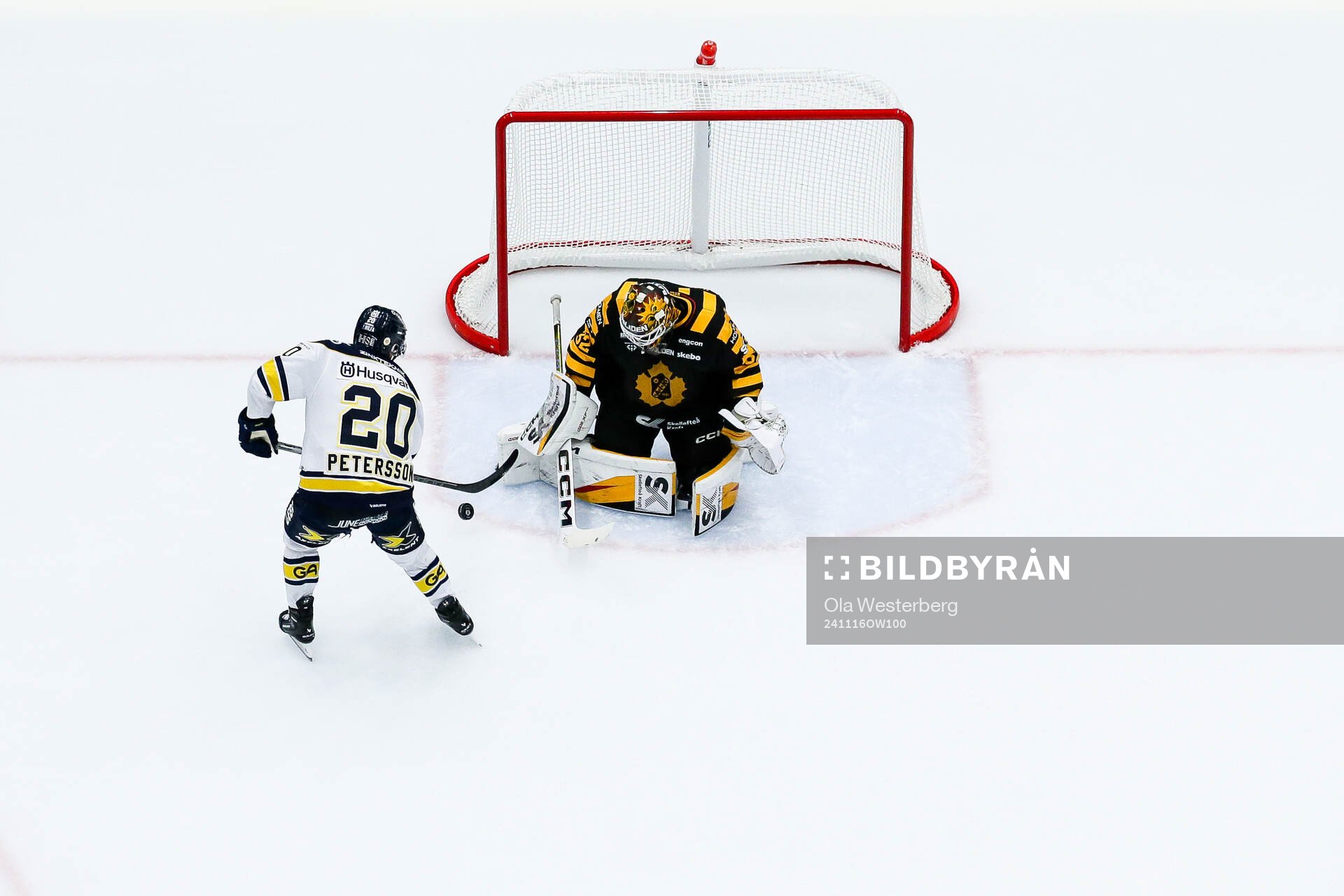 HV71s Andre Petersson och Skellefteås målvakt Linus