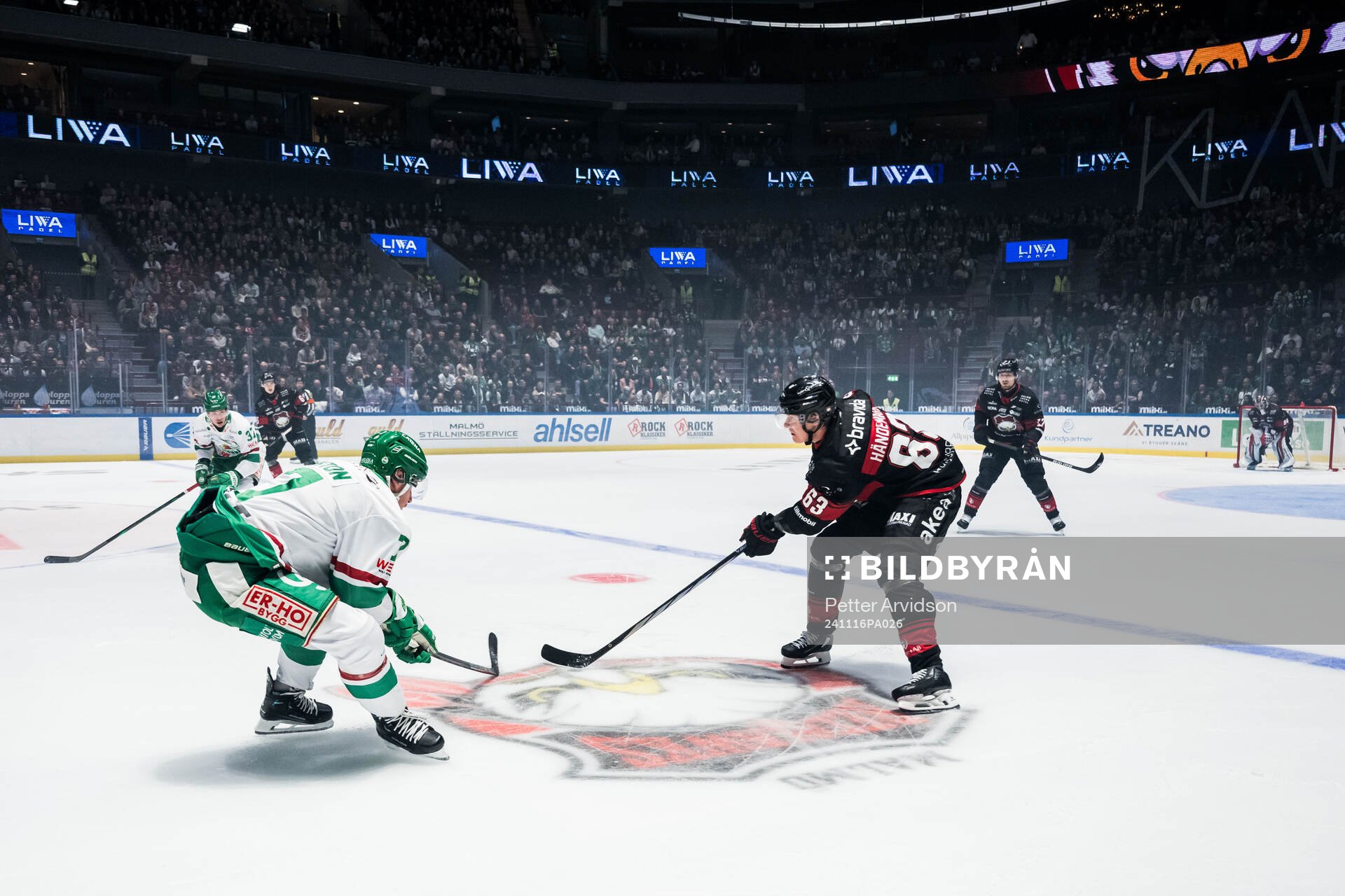 Rögles Carter Ashton och Malmö Redhawks Fredrik Händemark