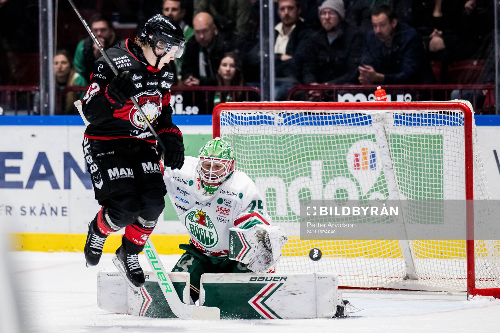 Malmö Redhawks Joona Ikonen och Rögles målvakt Arvid Holm