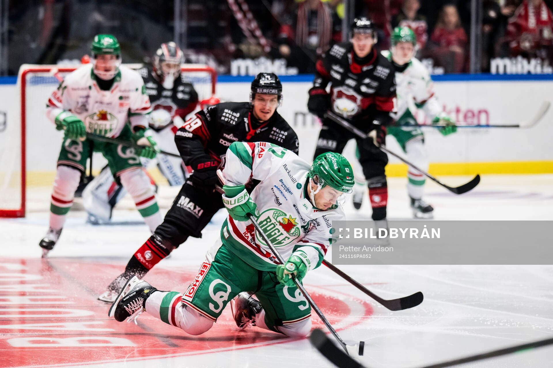 Rögles Leon Bristedt och Malmö Redhawks Jakub Galvas
