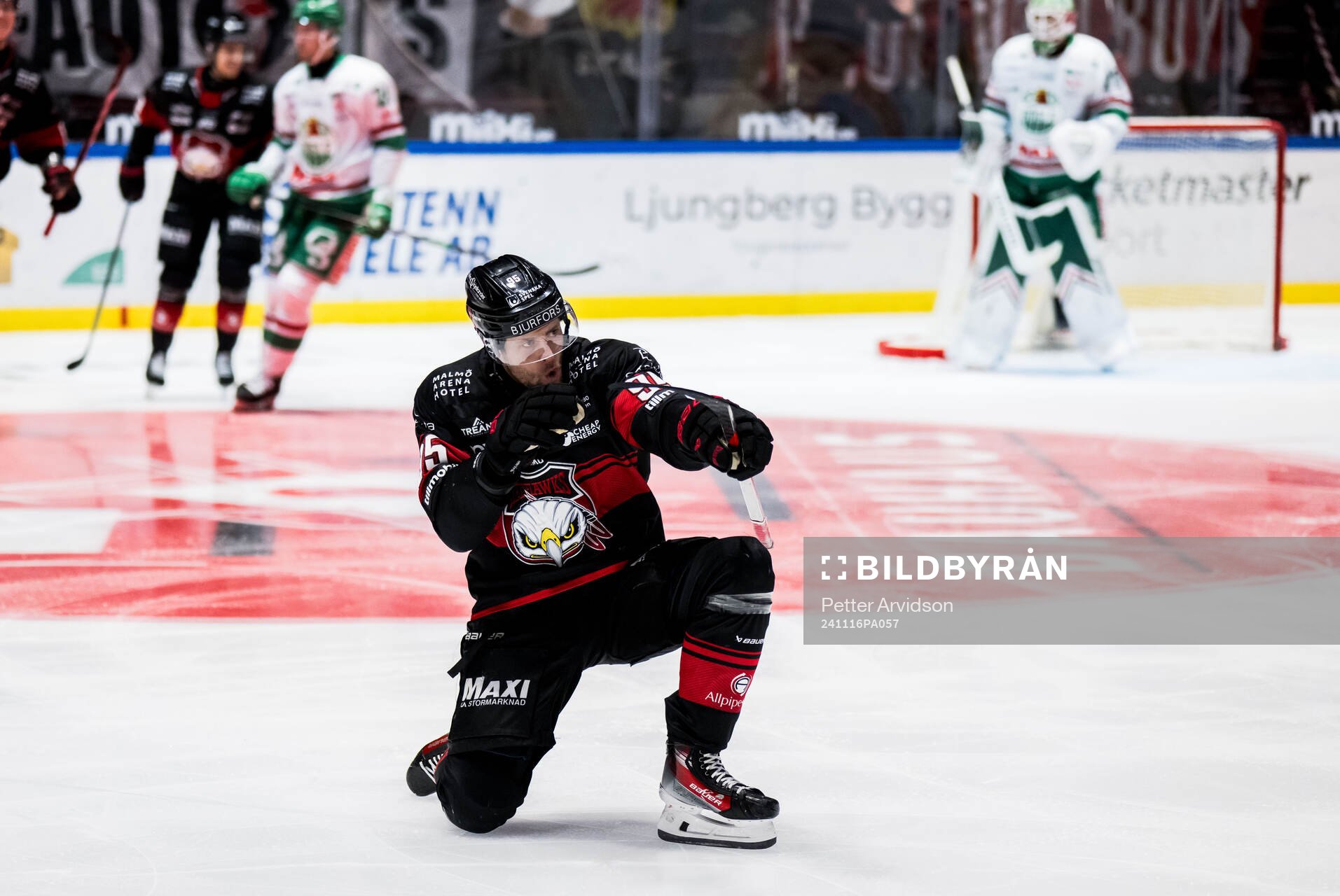 Malmö Redhawks Carl Persson jublar