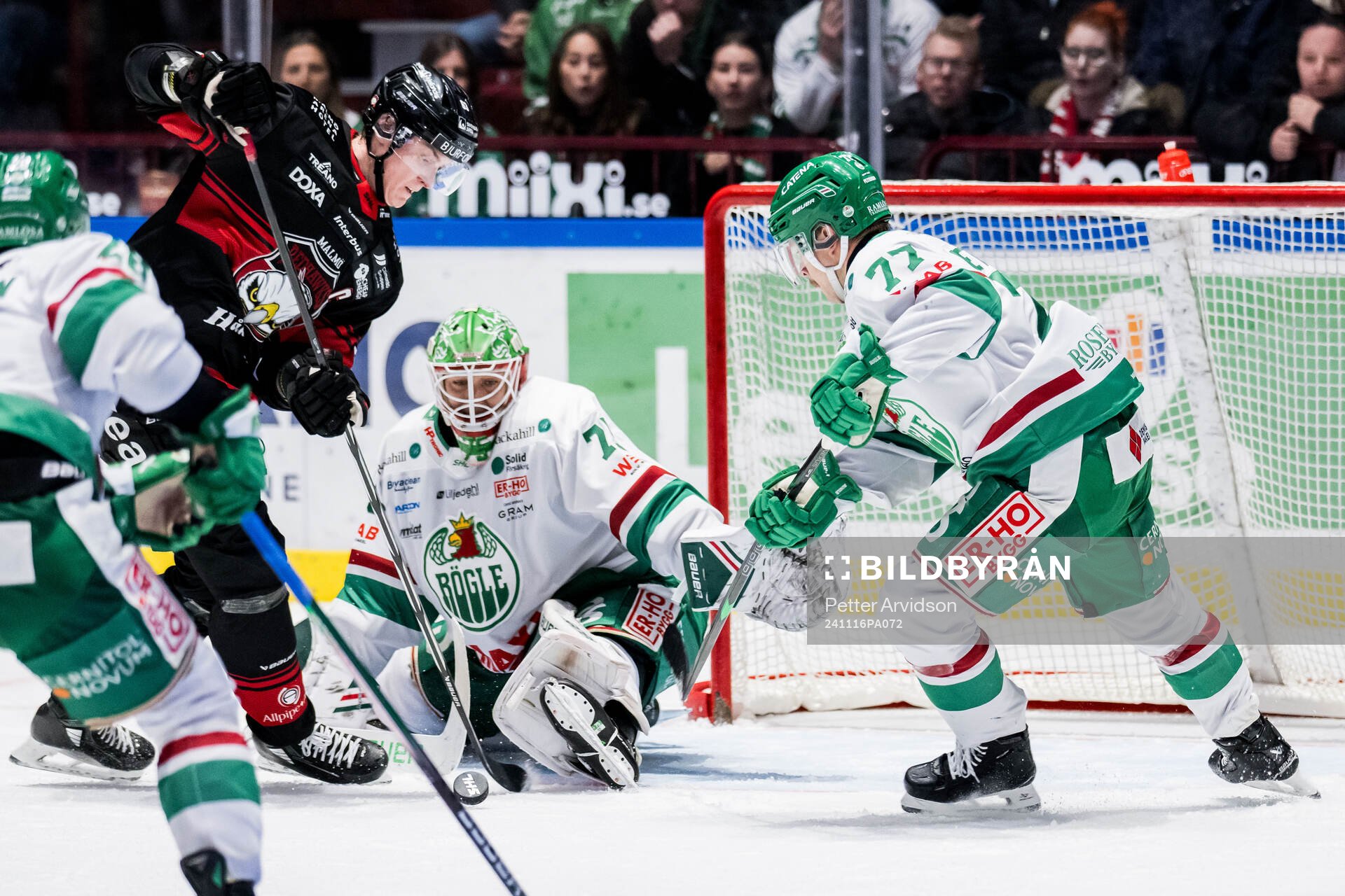 Malmö Redhawks Fredrik Händemark och Rögles målvakt