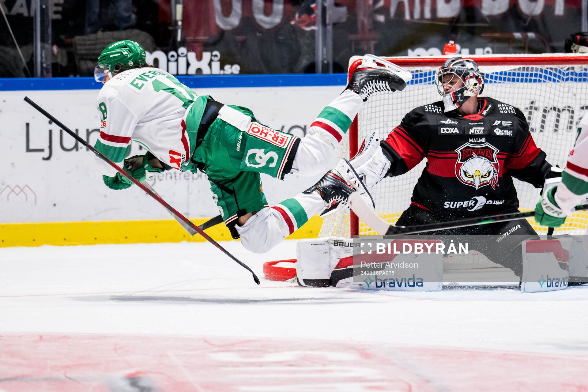 Rögles Dennis Everberg och Malmö Redhawks målvakt Marek
