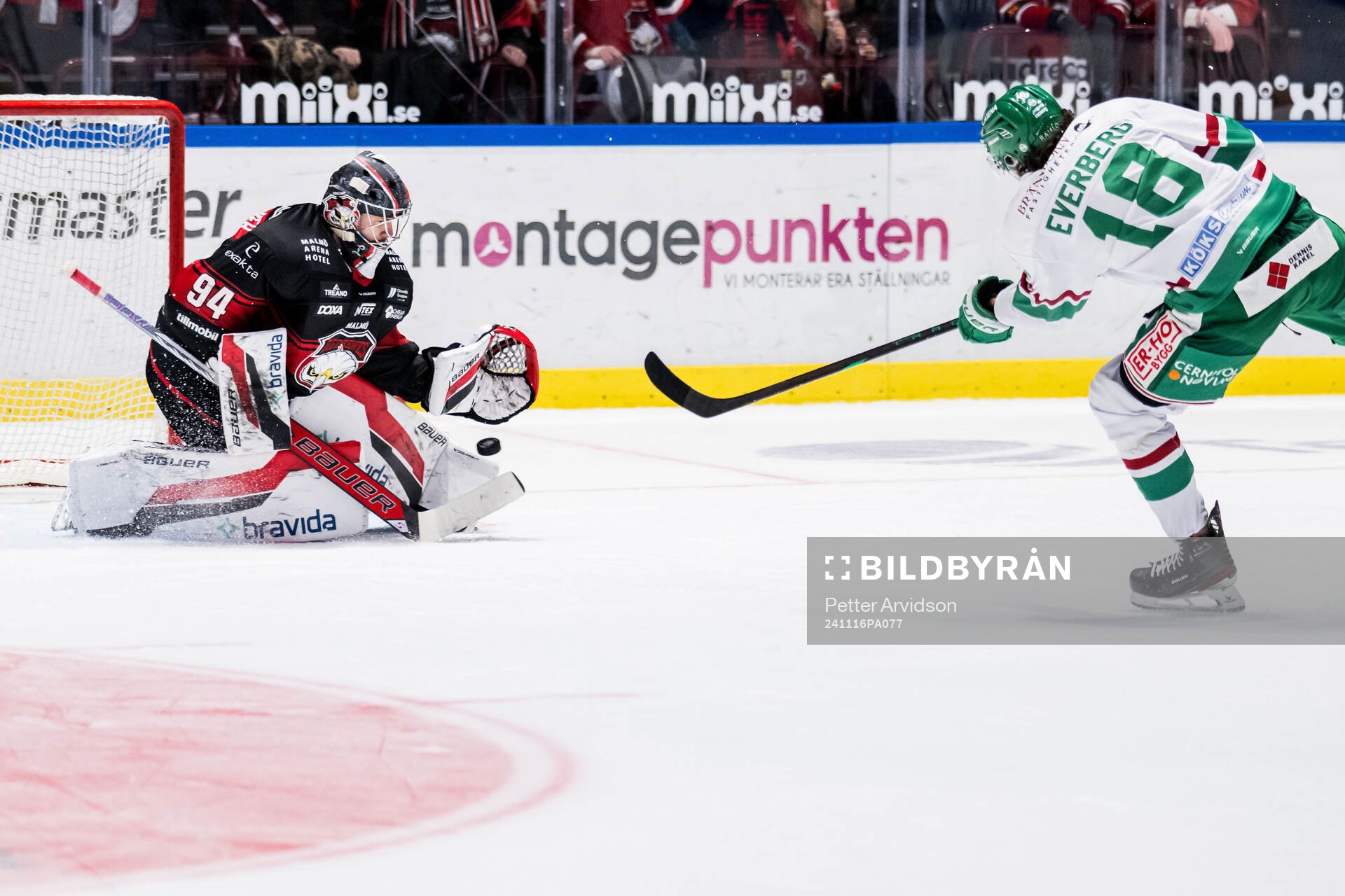 Malmö Redhawks målvakt Marek Langhamer räddar straff