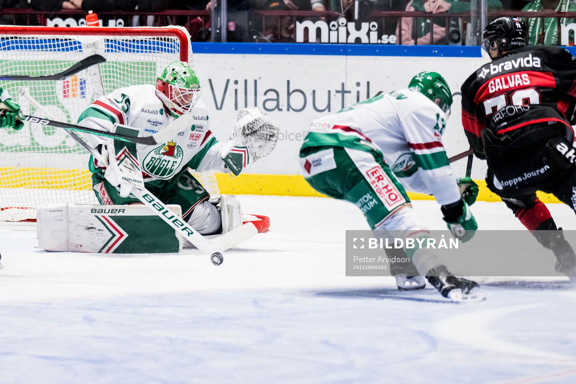 Malmö Redhawks Jakub Galvas och Rögles målvakt Arvid Holm