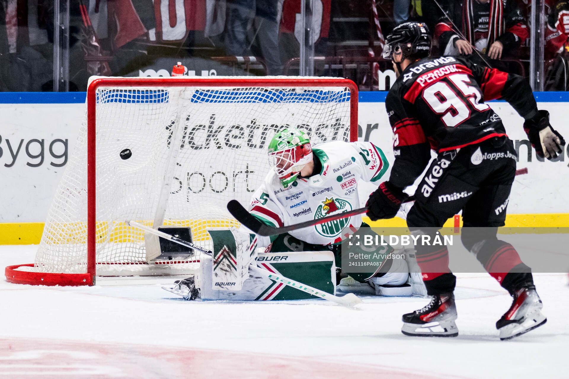 Malmö Redhawks Carl Persson och Rögles målvakt Arvid Holm