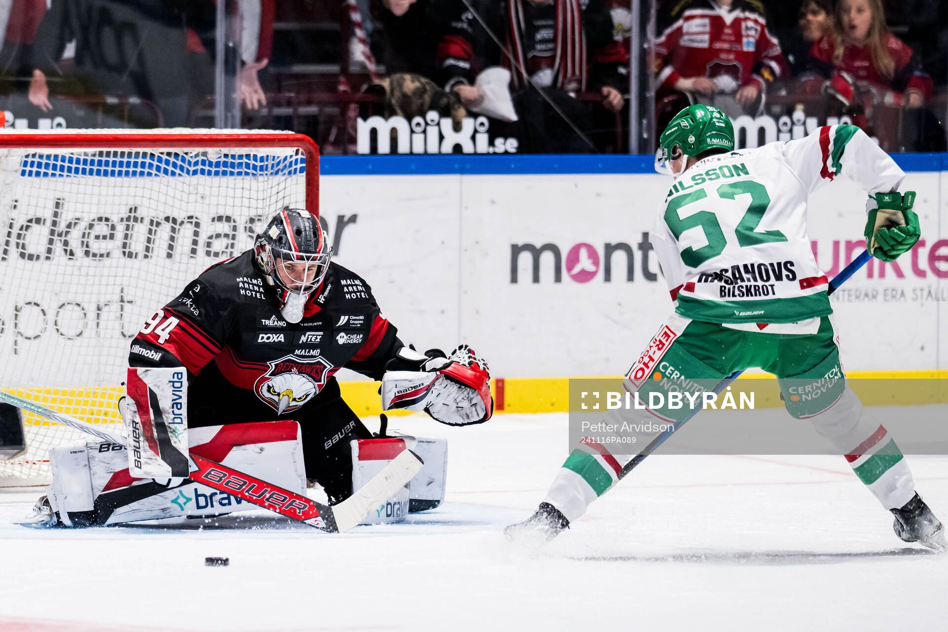 Rögles Felix Nilsson och Malmö Redhawks målvakt Marek
