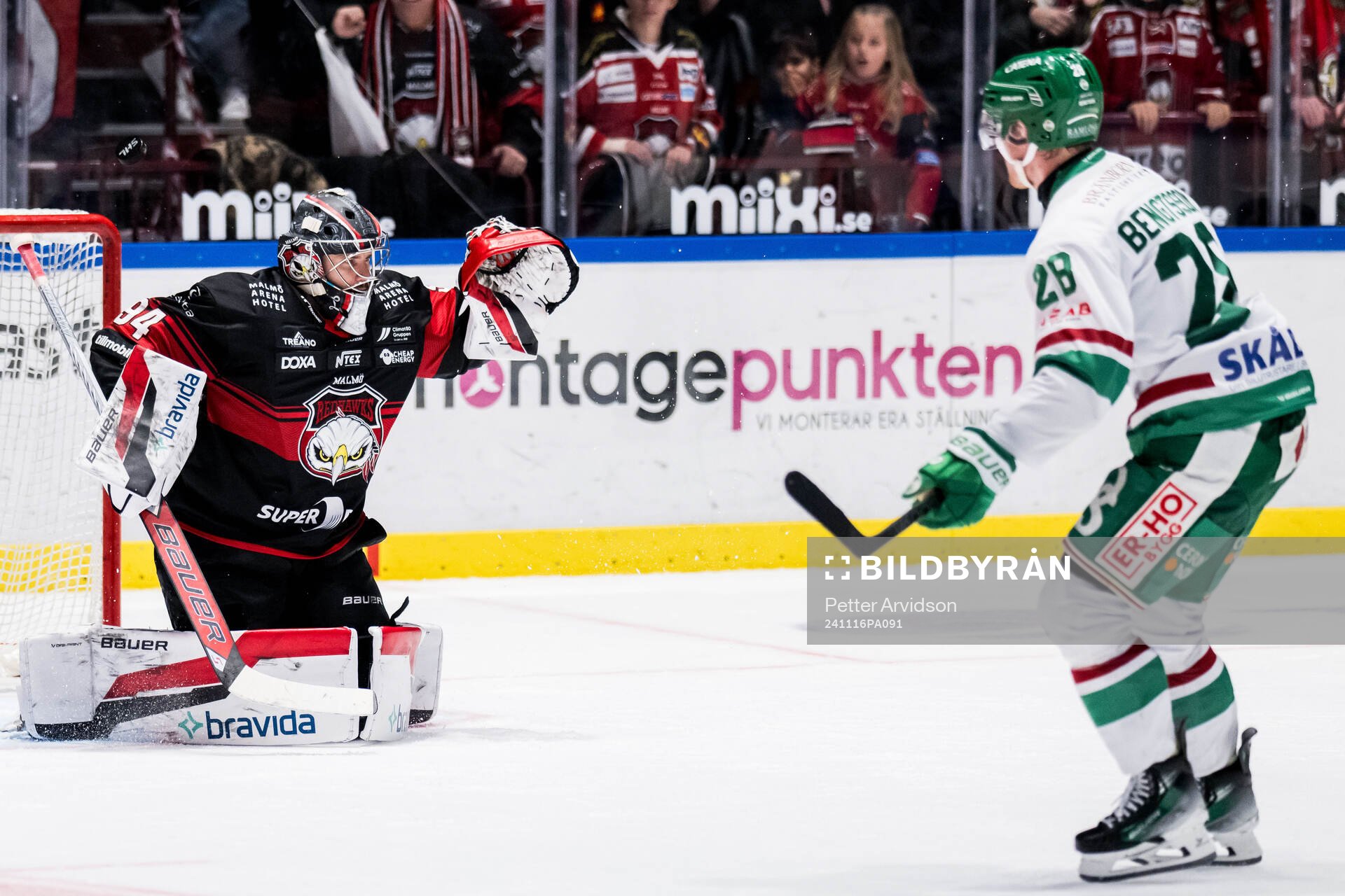 Malmö Redhawks målvakt Marek Langhamer räddar straff